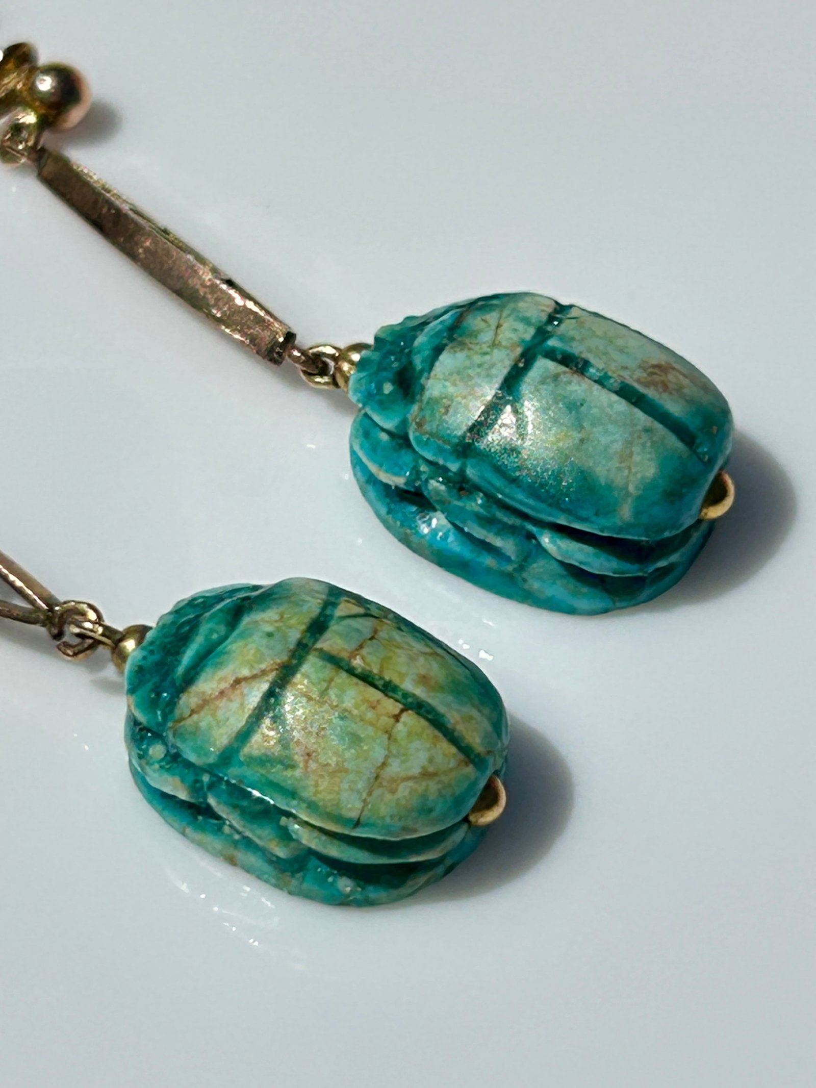 Antique 9ct Gold Carved Scarab Drop Earrings: Antique 9ct Gold Carved Scarab Drop Earrings Drop Design / Screw backs stamped 9ct on the screw backs Weight : 4.08 g Drop : 3.5 cm NZ