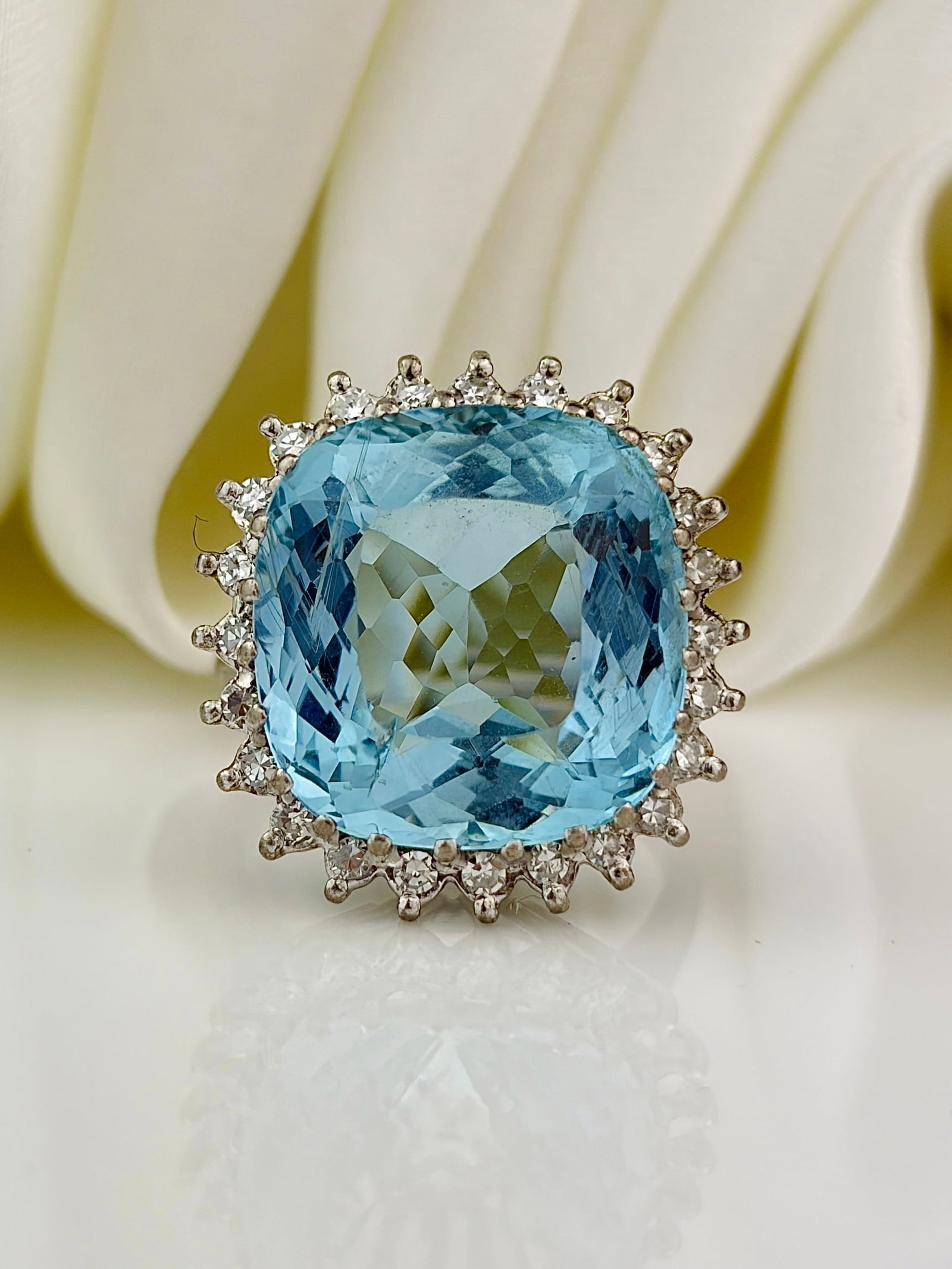 INCREDIBLE 18CT WHITE GOLD AQUAMARINE AND DIAMOND COCKTAIL RING (1 of 10)