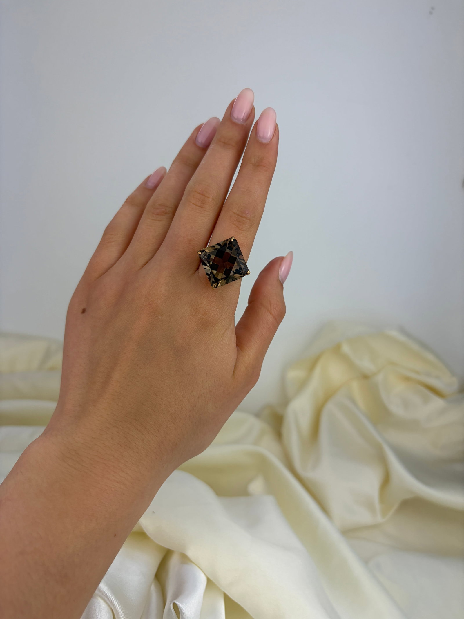 VINTAGE C.1986 LARGE SMOKEY QUARTZ COCKTAIL RING IN 9CT GOLD - 7