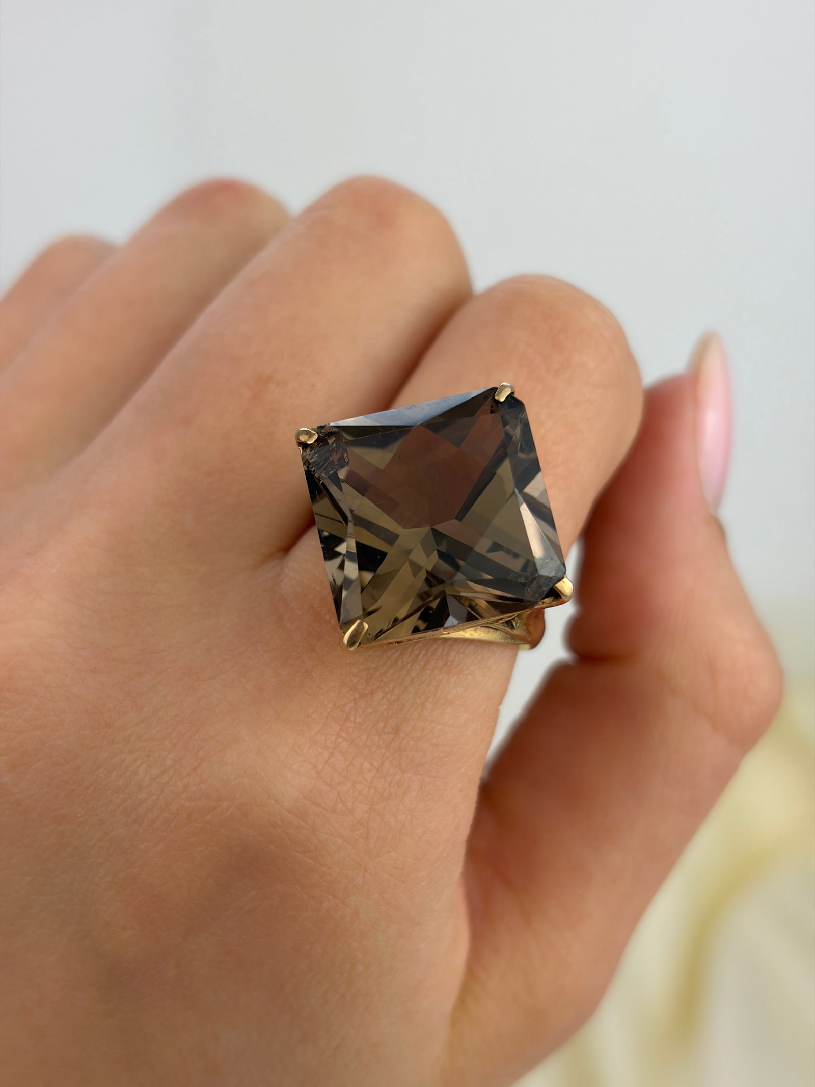 VINTAGE C.1986 LARGE SMOKEY QUARTZ COCKTAIL RING IN 9CT GOLD - 8