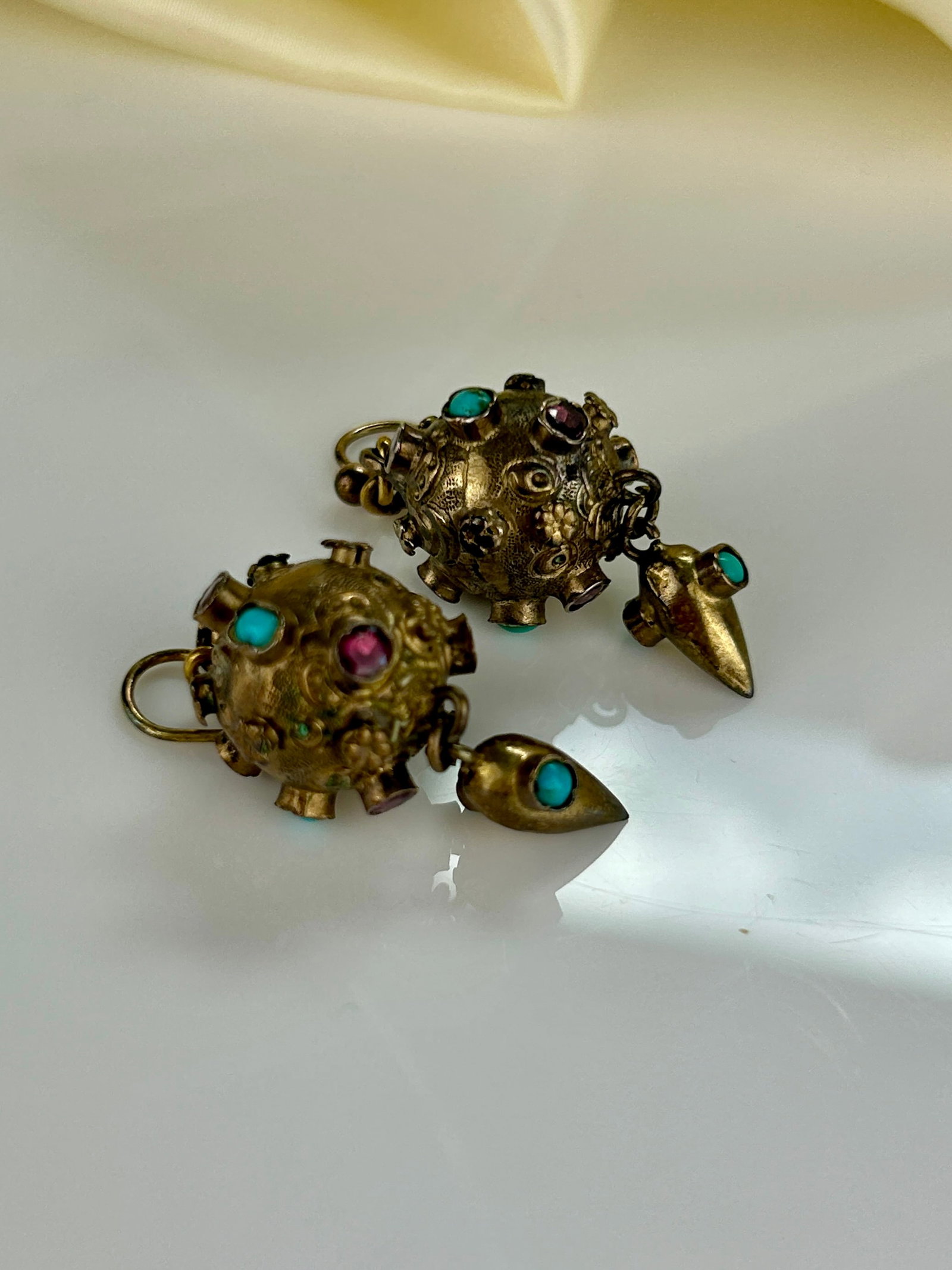 Victorian Turquoise and Flat Cut Garnet Sputnik Earrings in Gilt Metal - 4