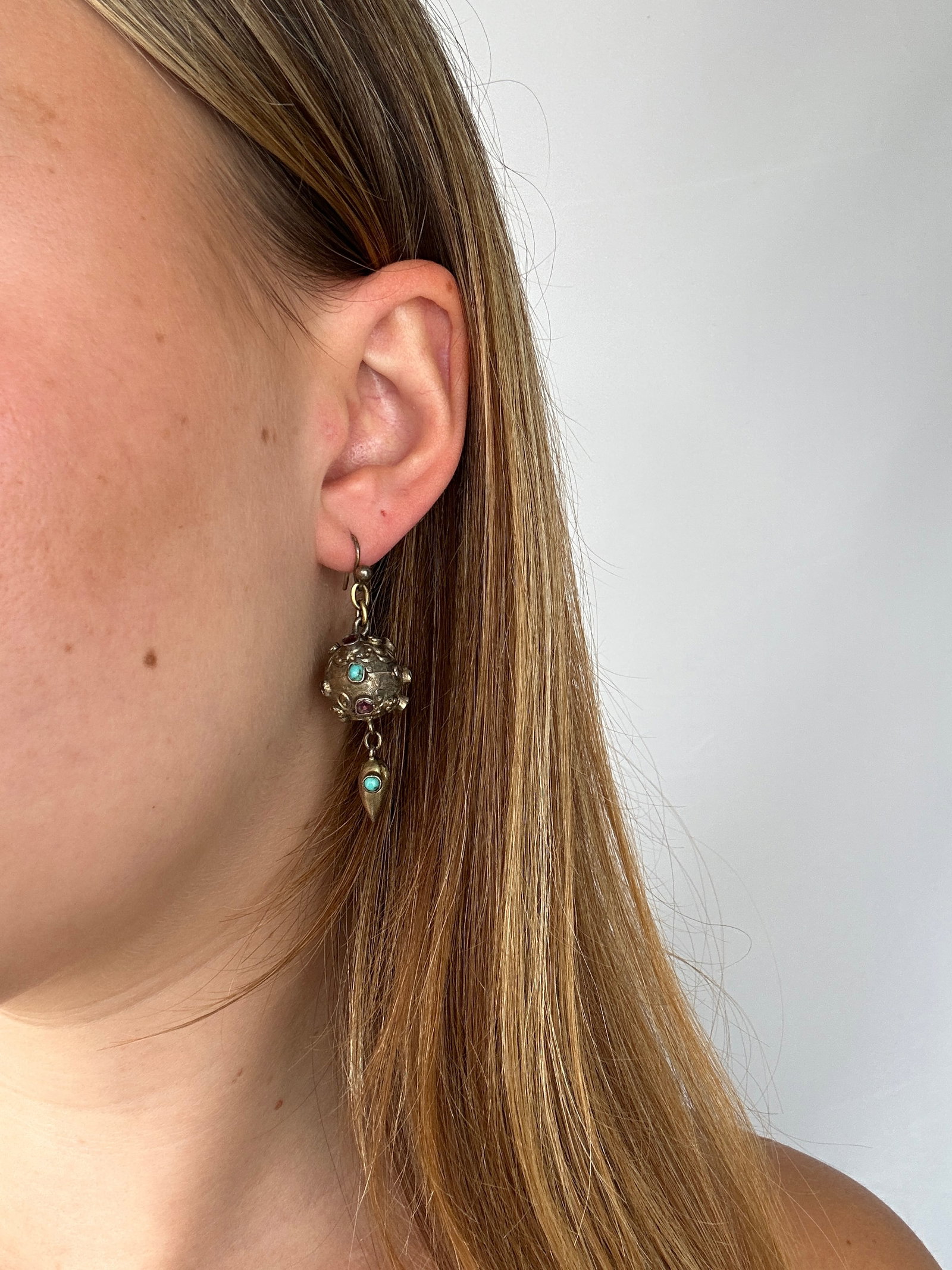 Victorian Turquoise and Flat Cut Garnet Sputnik Earrings in Gilt Metal - 9