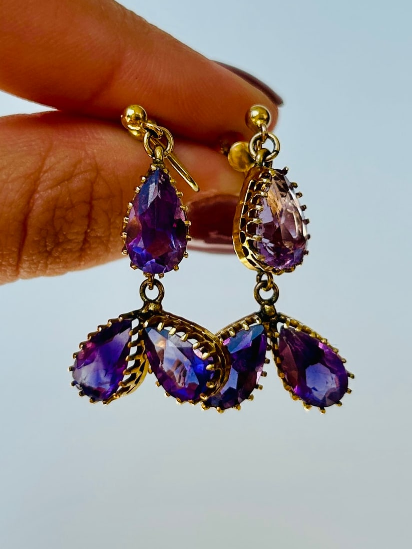 Antique Amethyst Drop Earrings with Screw Backs: Antique Amethyst Drop Earrings with Screw Backs Weight: 2.49g individually Size: Drop 34mm, Width 15mm, Depth 5mm Materials: 9ct Gold Hallmarks: Stamped 9ct Condition: The overall condition is very