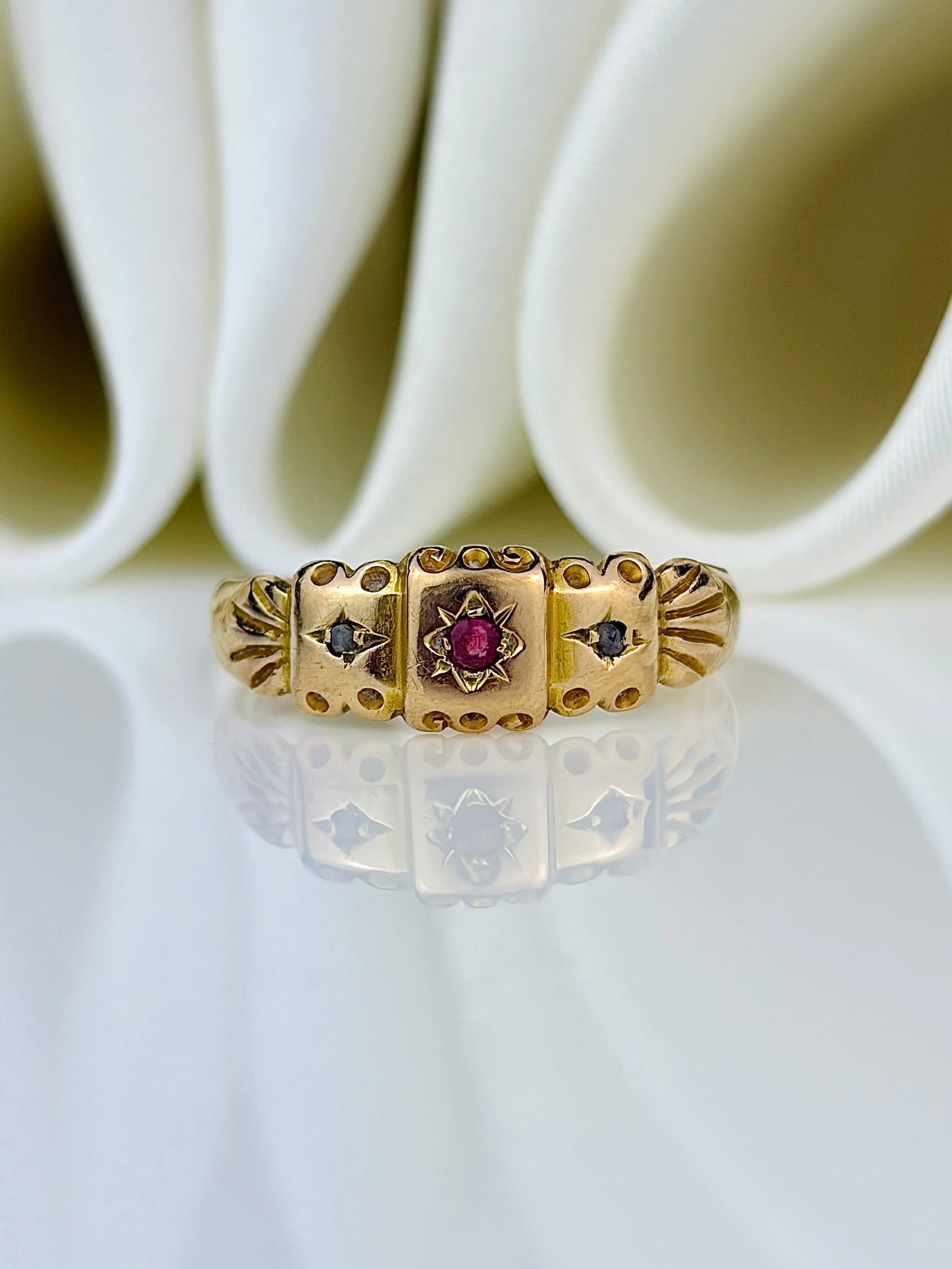 ANTIQUE 15CT YELLOW GOLD RUBY AND DIAMOND 3 STONE STAR RING (1 of 10)
