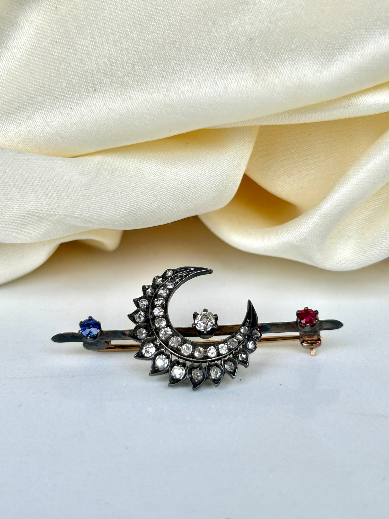 Antique double row diamond crescent brooch with diamond center and ruby and sapphire ends in gold - 3