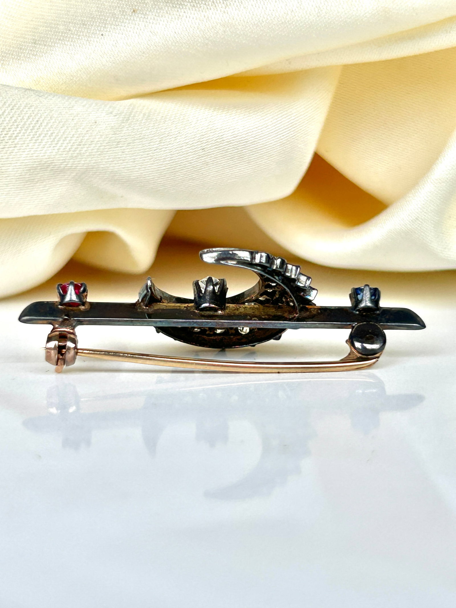 Antique double row diamond crescent brooch with diamond center and ruby and sapphire ends in gold - 5