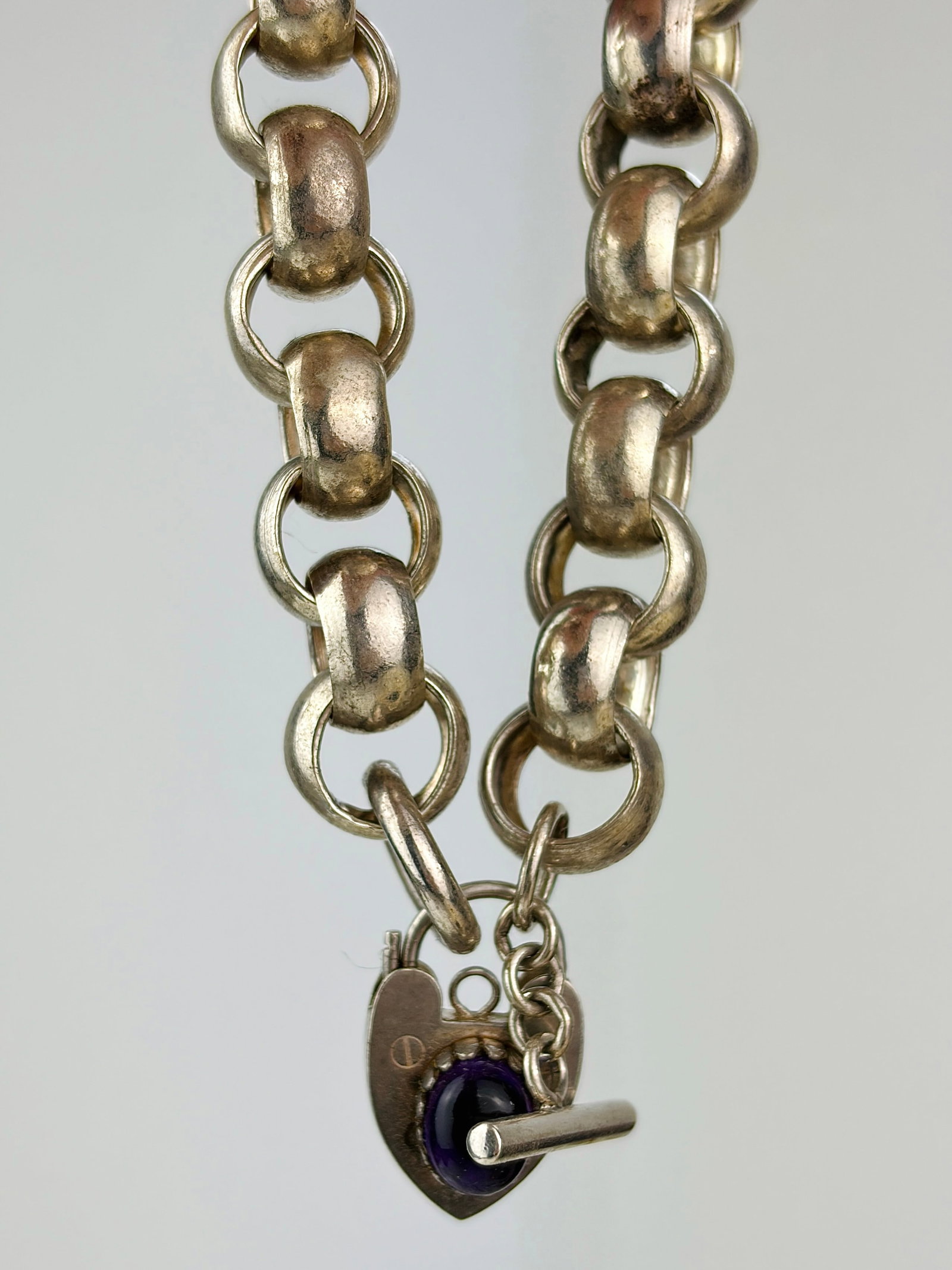 chunky silver bracelet with padlock: chunky silver bracelet with padlock Weight: 60.57g Size: Length 22.8cm, link width 14mm Materials: silver Hallmarks: stamped 925 Condition: The overall condition is very good Office use: