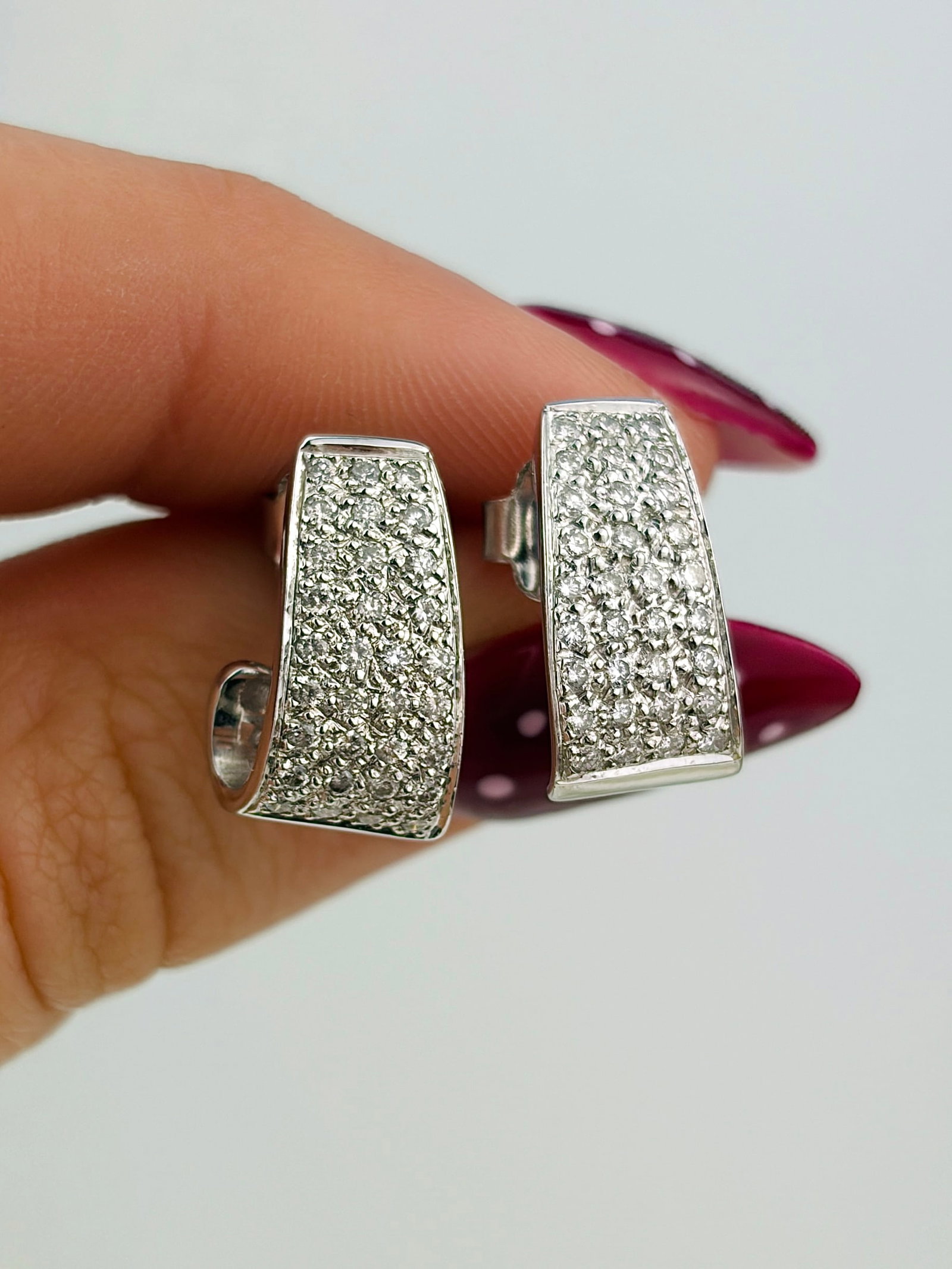 VINTAGE 9CT WHITE GOLD DIAMOND ENCRUSTED HOOP EARRINGS: VINTAGE 9CT WHITE GOLD DIAMOND ENCRUSTED HOOP EARRINGS Lovely unique shaped earrings! Weight: 4.17g Size: 14x7mm Materials: 9ct white gold Hallmarks: 375 GA Stamp Condition: Very good