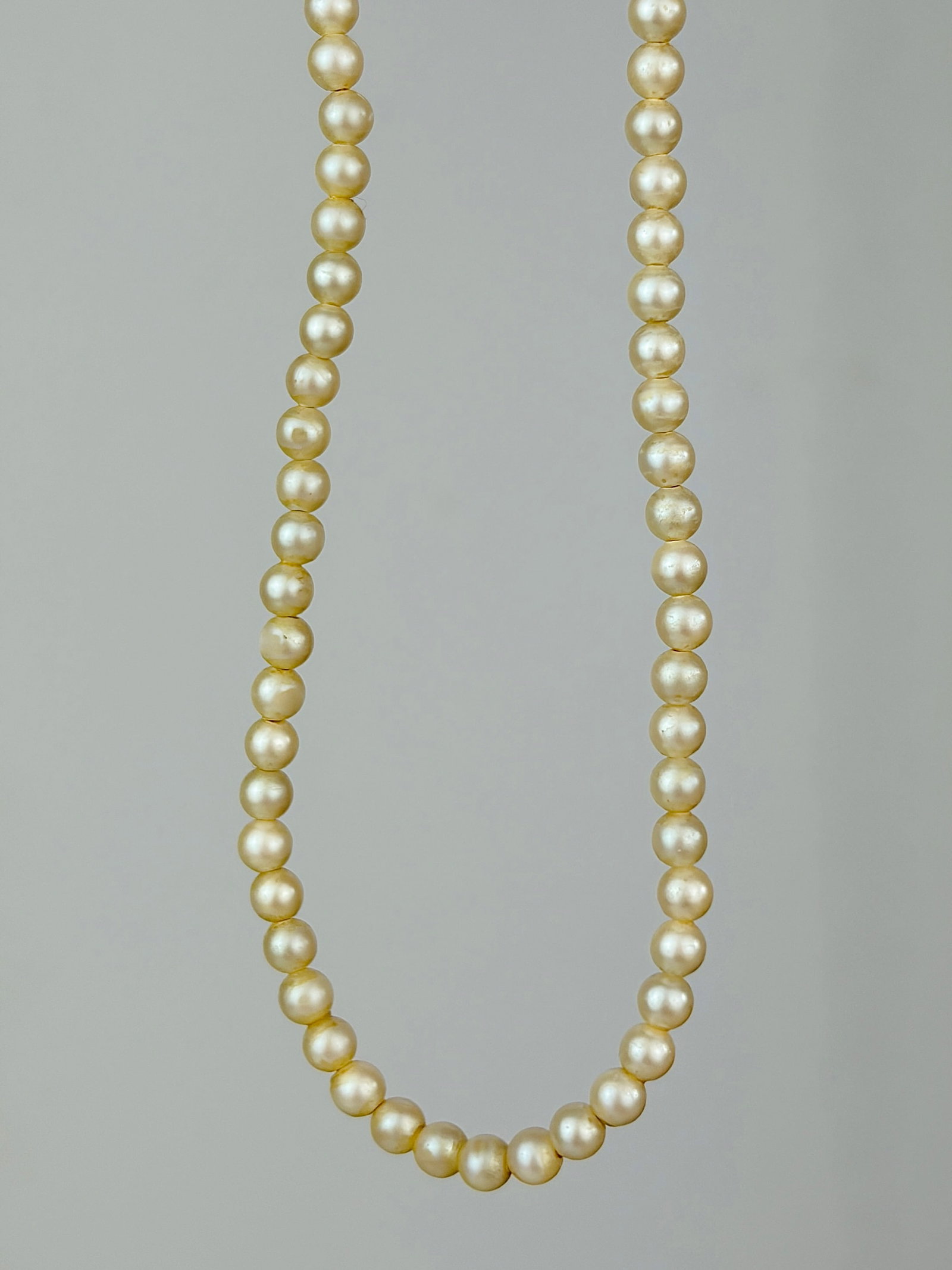 vintage 9ct gold clasp pearls necklace: vintage 9ct gold clasp pearls necklace Weight: 12.24g Size: Length 51.8cm, width 4mm Materials: 9ct gold Hallmarks: none present Condition: The overall condition is very good Office use: