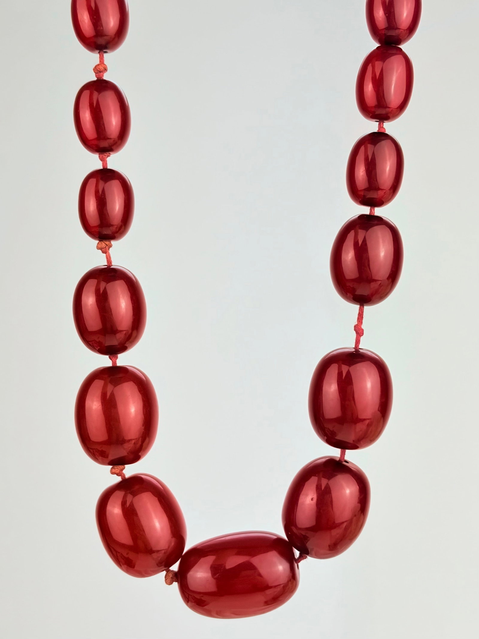 CHERRY AMBER/BAKELITE BEAD NECKLACE: CHERRY AMBER/BAKELITE BEAD NECKLACE S Hook Clasp Weight 95.33g Length 80cm Largest stone 30x20mm Office use; udz