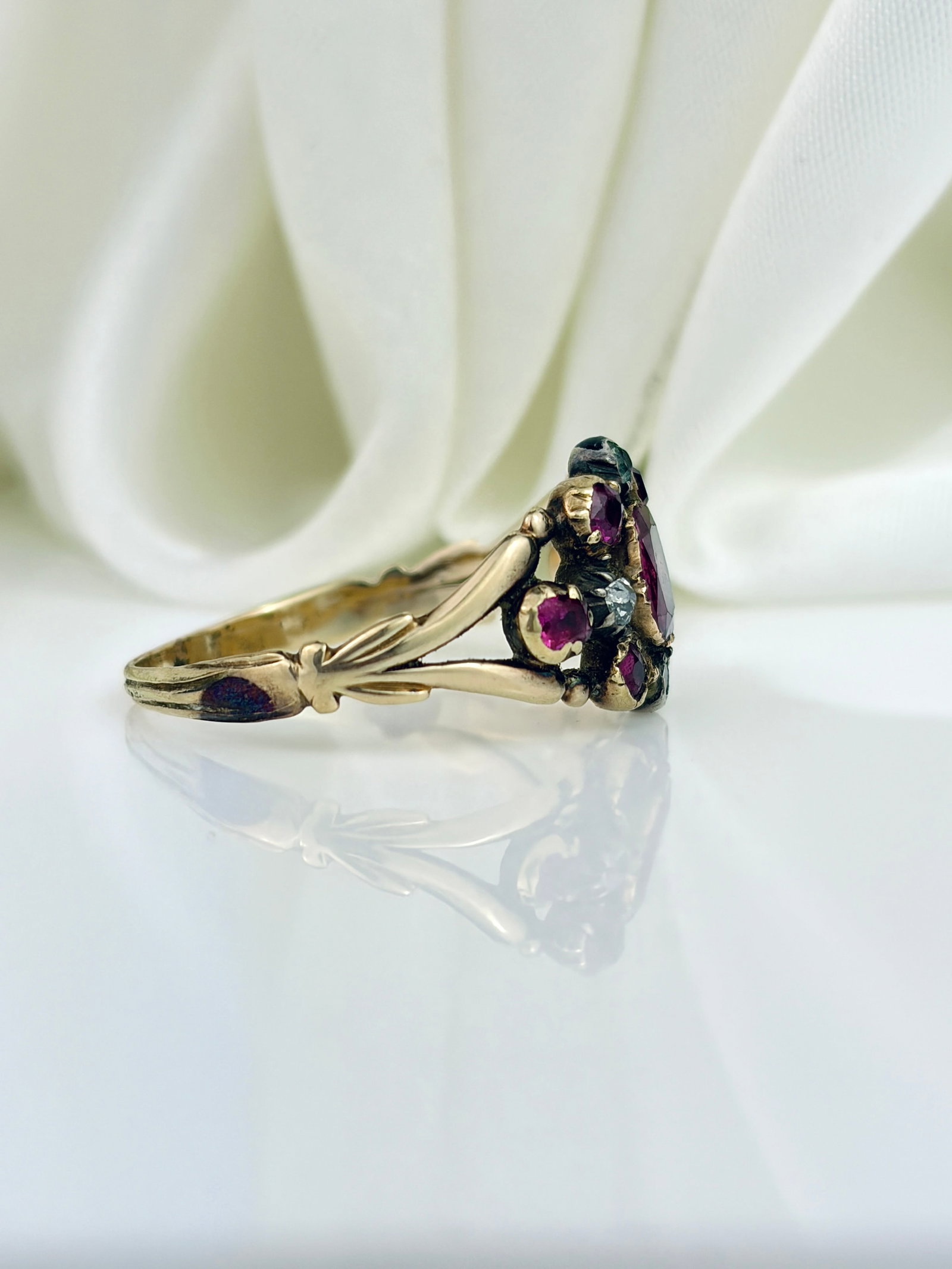 ANTIQUE GOLD RUBY AND PASTE CLUSTER RING - 2