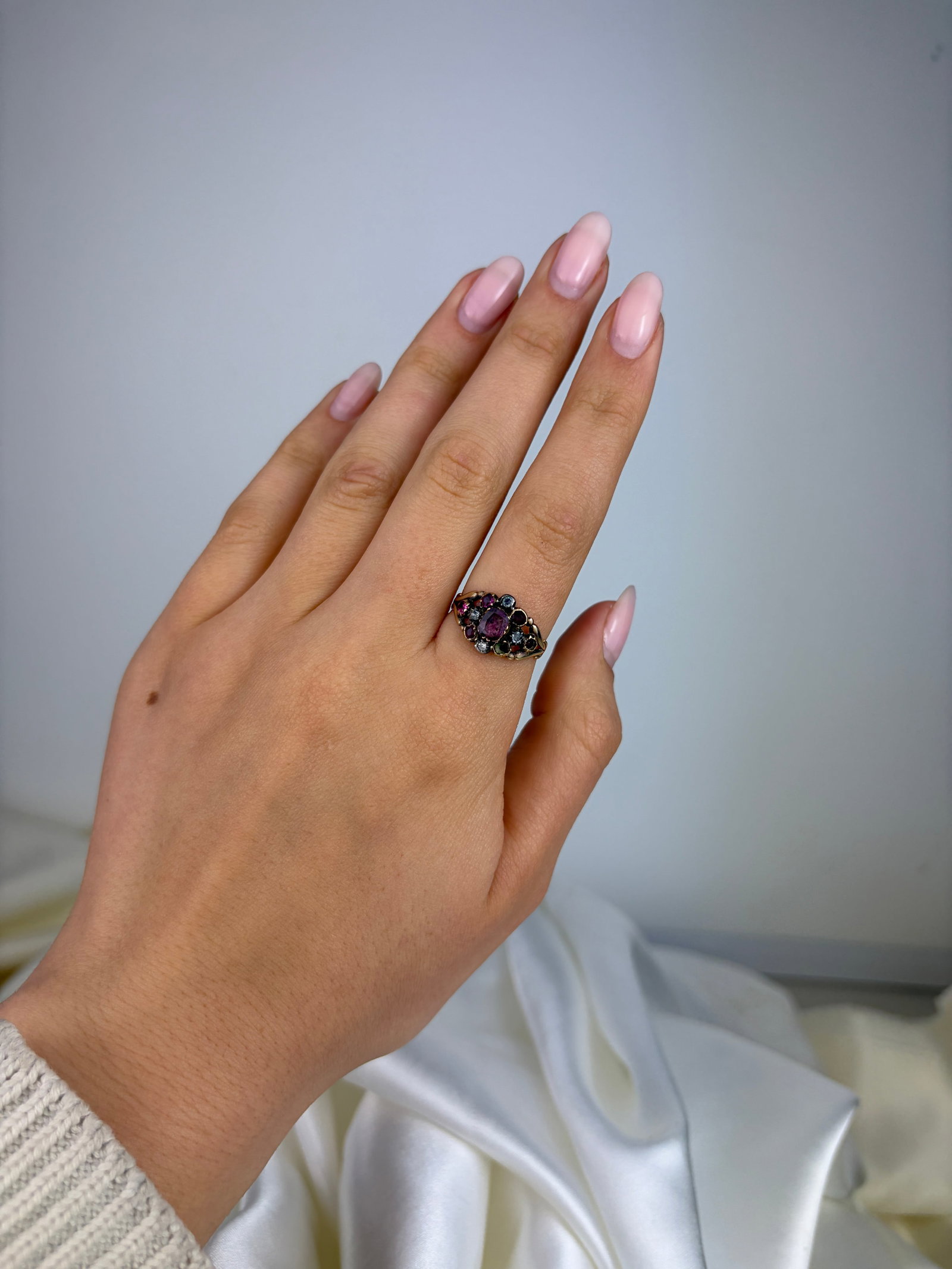 ANTIQUE GOLD RUBY AND PASTE CLUSTER RING - 7