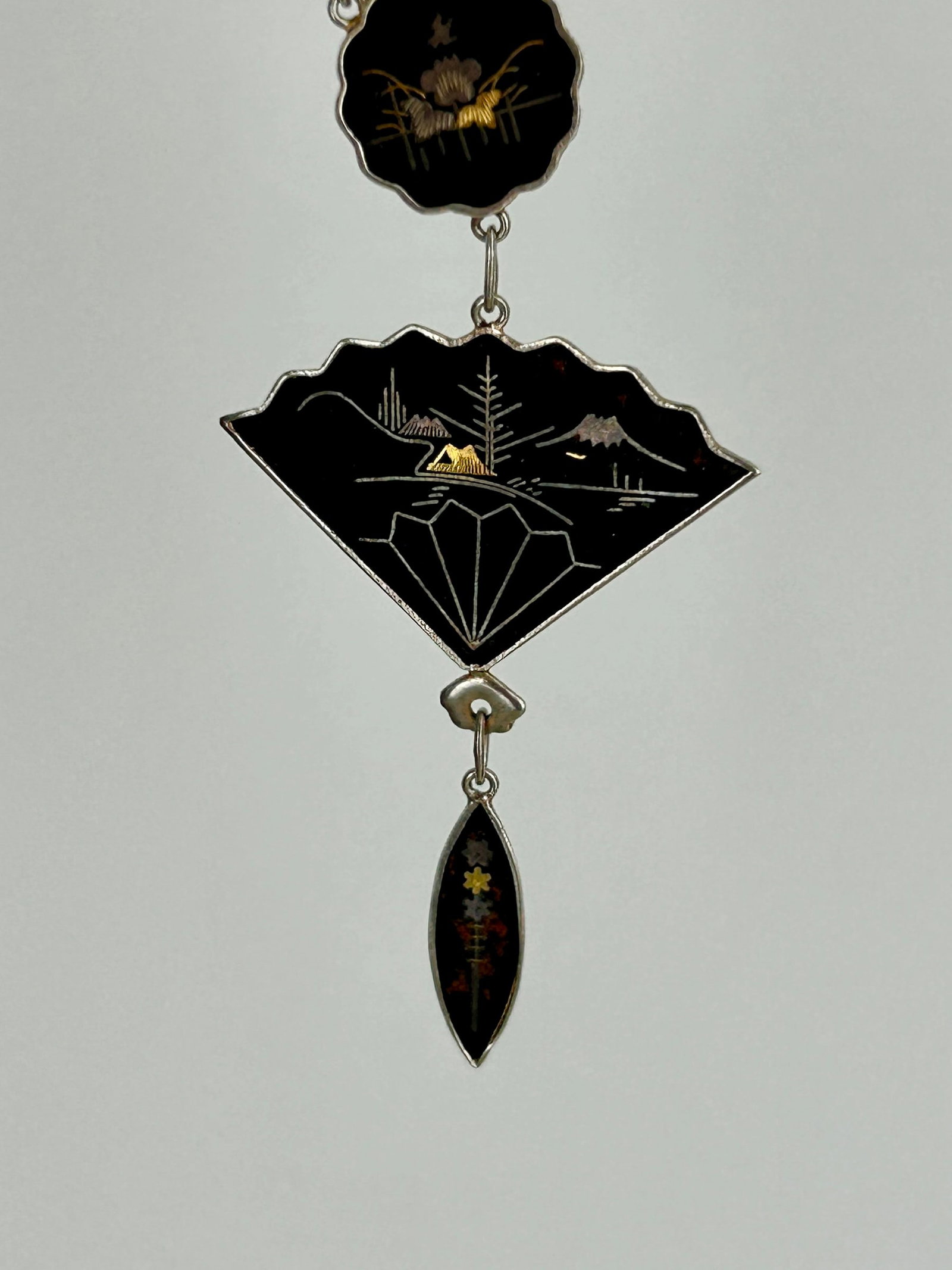 Vintage Japanese Shukeda Necklace with Fancy Clasp: Vintage Japanese Shukeda Necklace with Fancy Clasp Weight: 17.63g Length: 40cm, Drop 75mm Condition: The overall condition is very good Office use: /