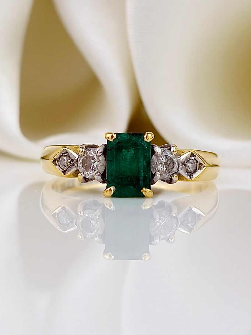 Vintage 18ct Yellow Gold Emerald and Diamond 5 Stone Ring (1 of 9)