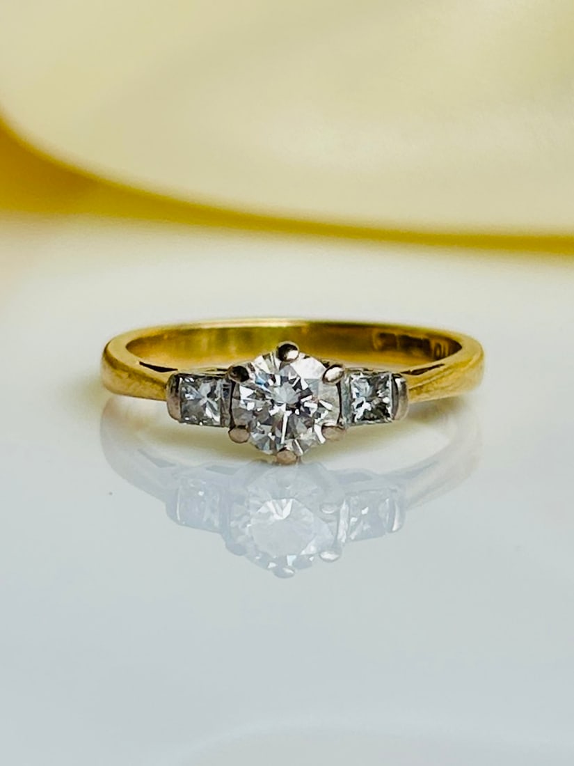 Antique Diamond 3 Stone in 18ct Gold: Antique Diamond 3 Stone in 18ct Gold Weight: 2.73g Size: UK K, US 5.5 Face of Ring: 5x10mm Height off Finger: 5mm Hallmarks: Stamped 750 Condition: The overall condition is very good Office use: