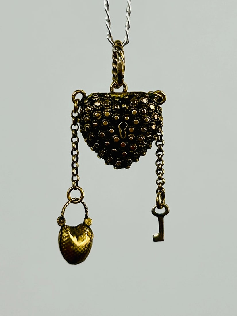 Antique 9ct Gold Opening Georgian Heart Lock and Key Pendant: Antique 9ct Gold Opening Georgian Heart Lock and Key Pendant Weight: 2.53g Size: 30x12x5mm Materials: 9ct gold Hallmarks: None present Condition: The overall condition is very good Office use: HCZ
