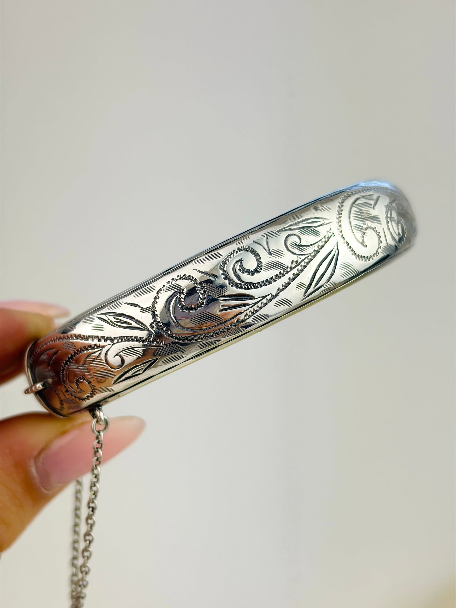VINTAGE C.1959 SILVER SWIRL DETAIL BANGLE BRACELET (1 of 7)