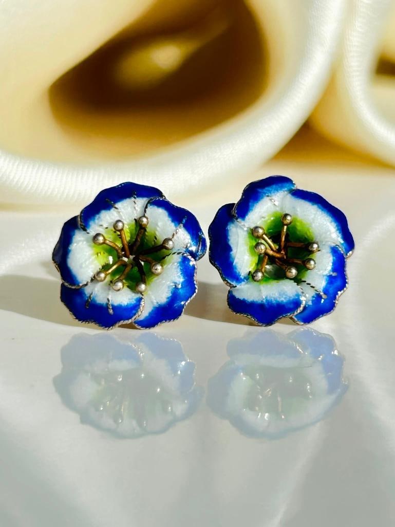 Wonderful Antique Gold and Enamel Flower Ring: Wonderful Antique Gold and Enamel Flower Ring sweetest and most beautiful enamel flower earrings measurements size 13mm x 13mm weight 2.91g materials </p