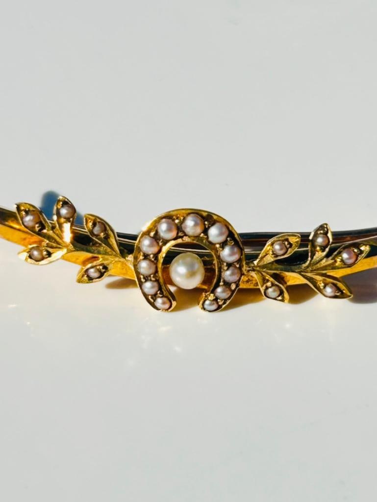 Antique Pearl Crescent / Horseshoe Brooch in Gold: Antique Pearl Crescent / Horseshoe Brooch in Gold prettiest pearl brooch measurements size 50mm x 9mm weight 3.65g materials pearl and gold 