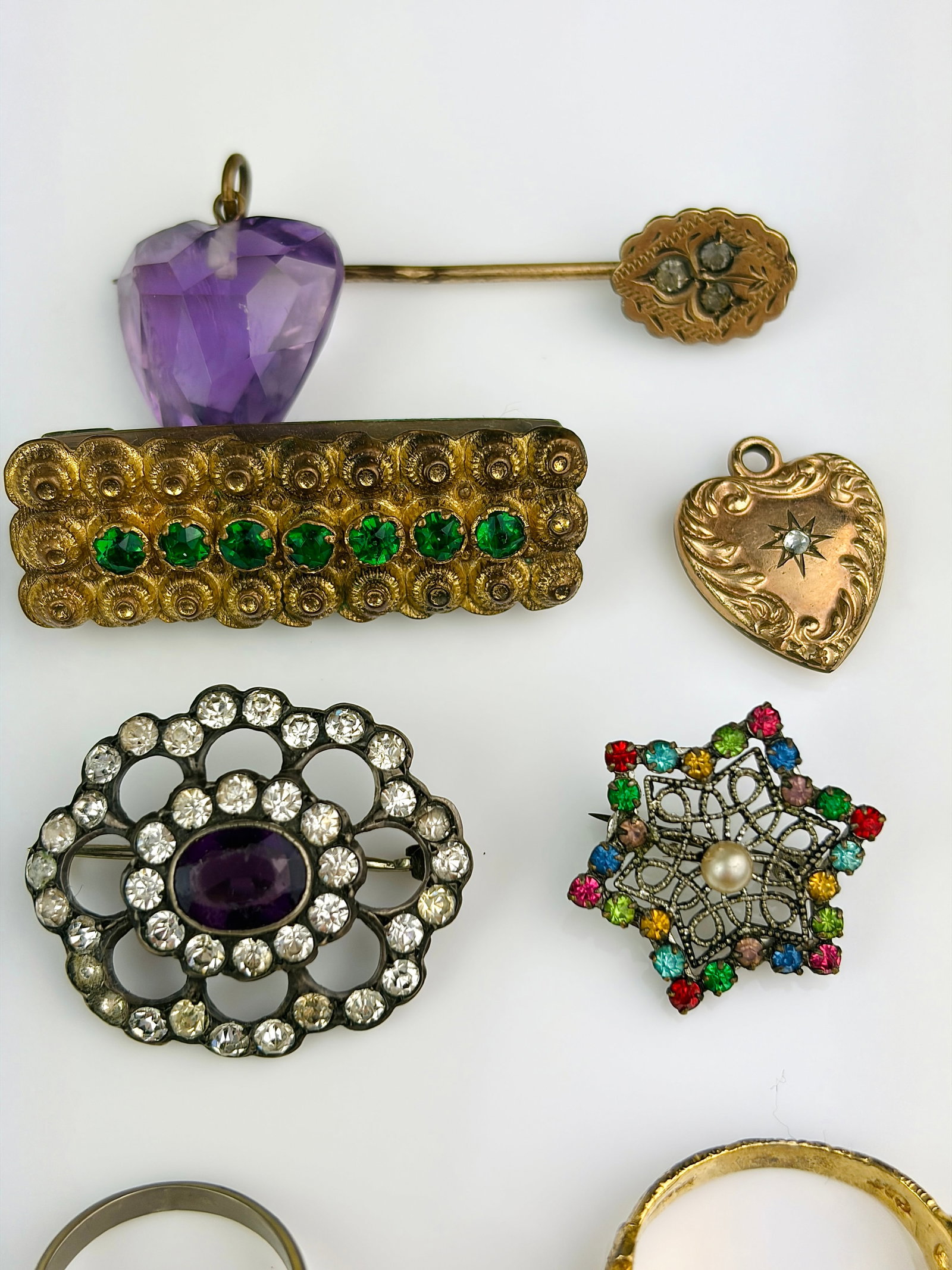 MIXED LOT RINGS, BROOCHES ETC - 2