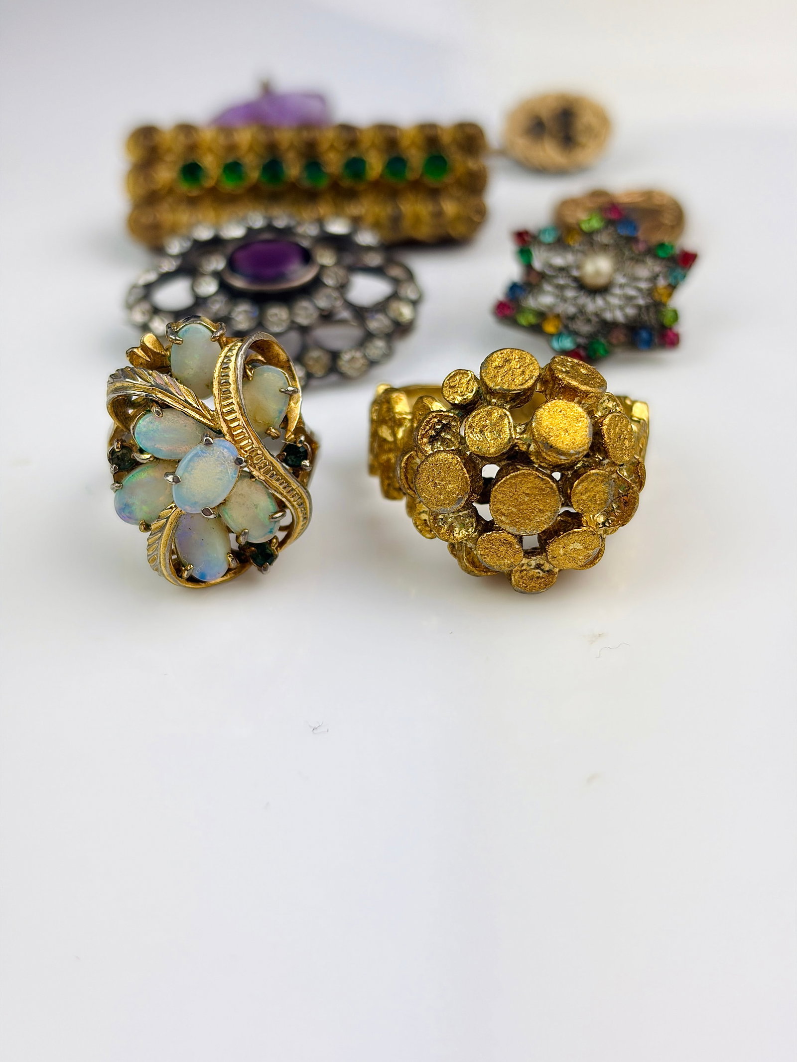 MIXED LOT RINGS, BROOCHES ETC - 3