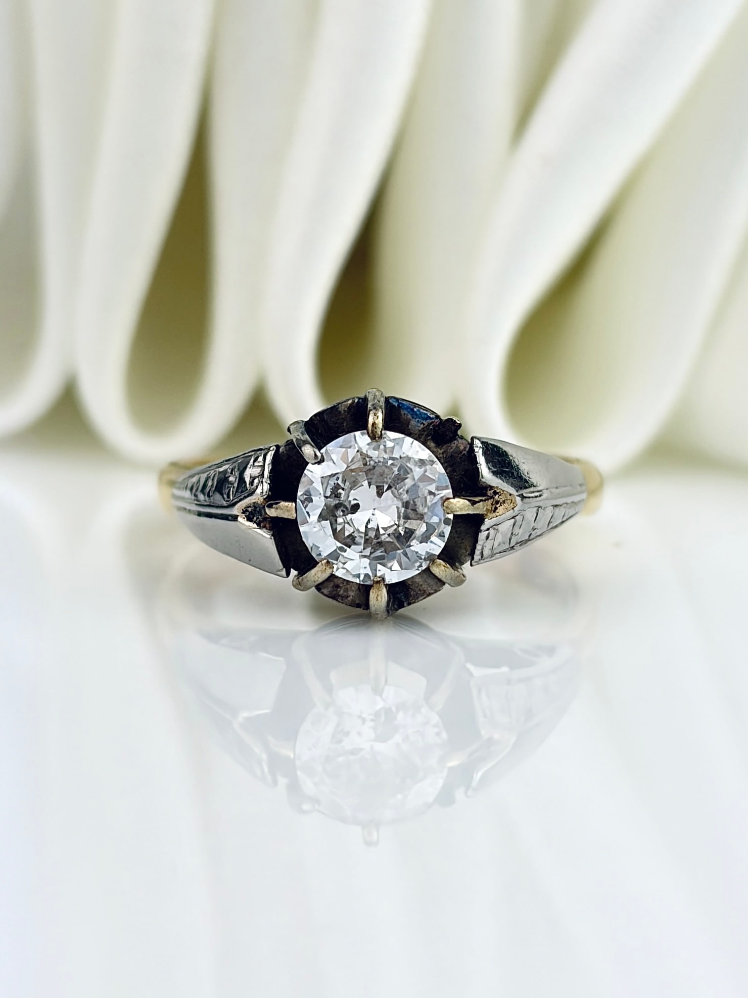 ANTIQUE 18CT GOLD AND PLATINUM DIAMOND SOLITAIRE RING (1 of 9)