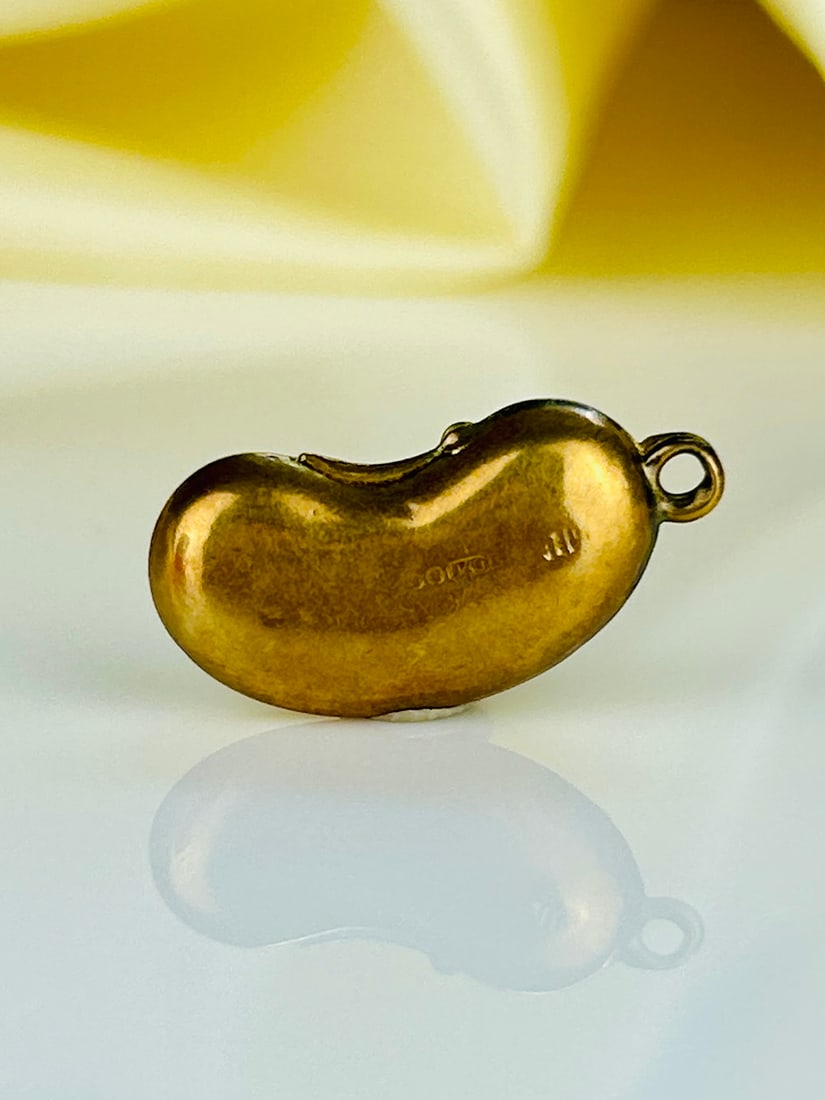 Antique 9ct Gold Bean Charm: Antique 9ct Gold Bean Charm Weight: 0.93g Size: 20x10mm, Depth 4mm Materials: 9ct gold Hallmarks: rubbed Condition: The overall condition is very good, no bale Office use: UUZ
