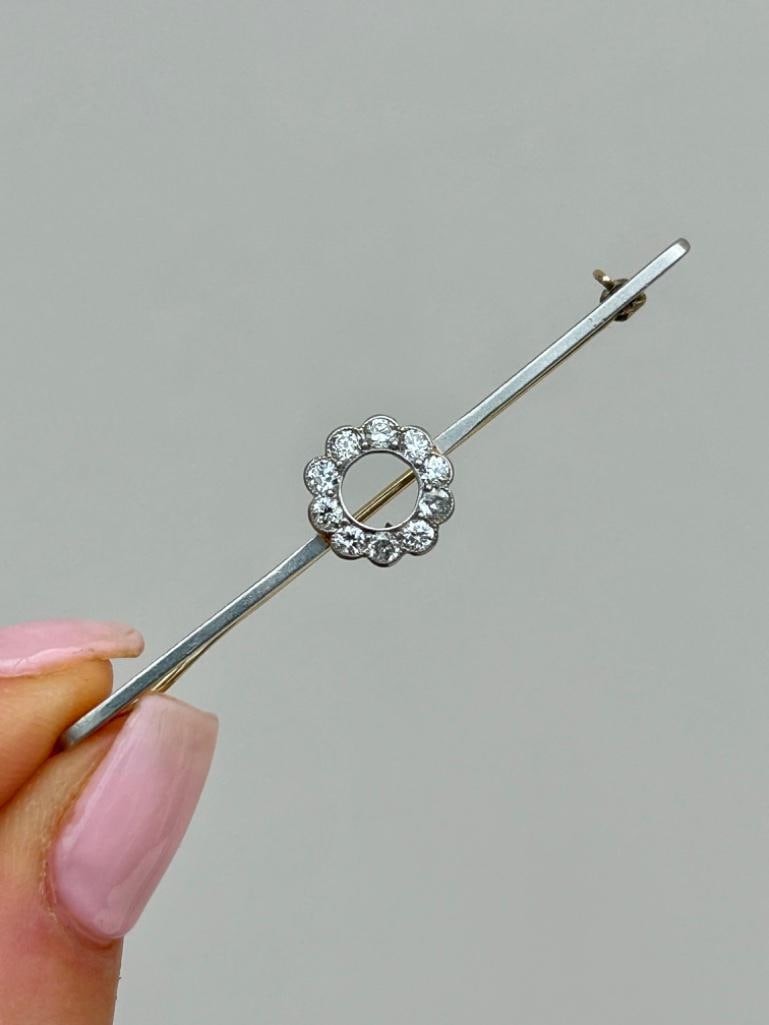 Antique 15ct Yellow Gold Diamond Flower Bar Brooch: Antique 15ct Yellow Gold Diamond Flower Bar Brooch sweetest diamond bar brooch measurements length 56mm width 10mm weight 3.57g materials 