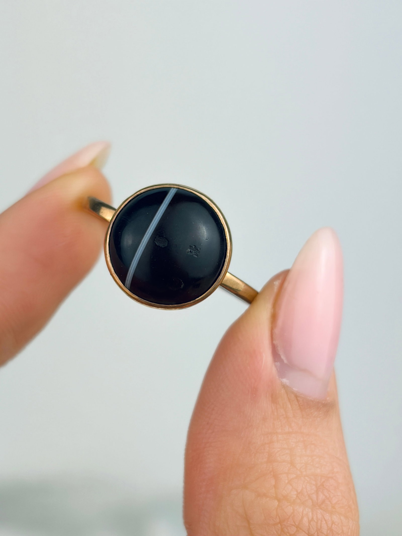 ANTIQUE BANDED AGATE 9CT YELLOW GOLD RING - 5