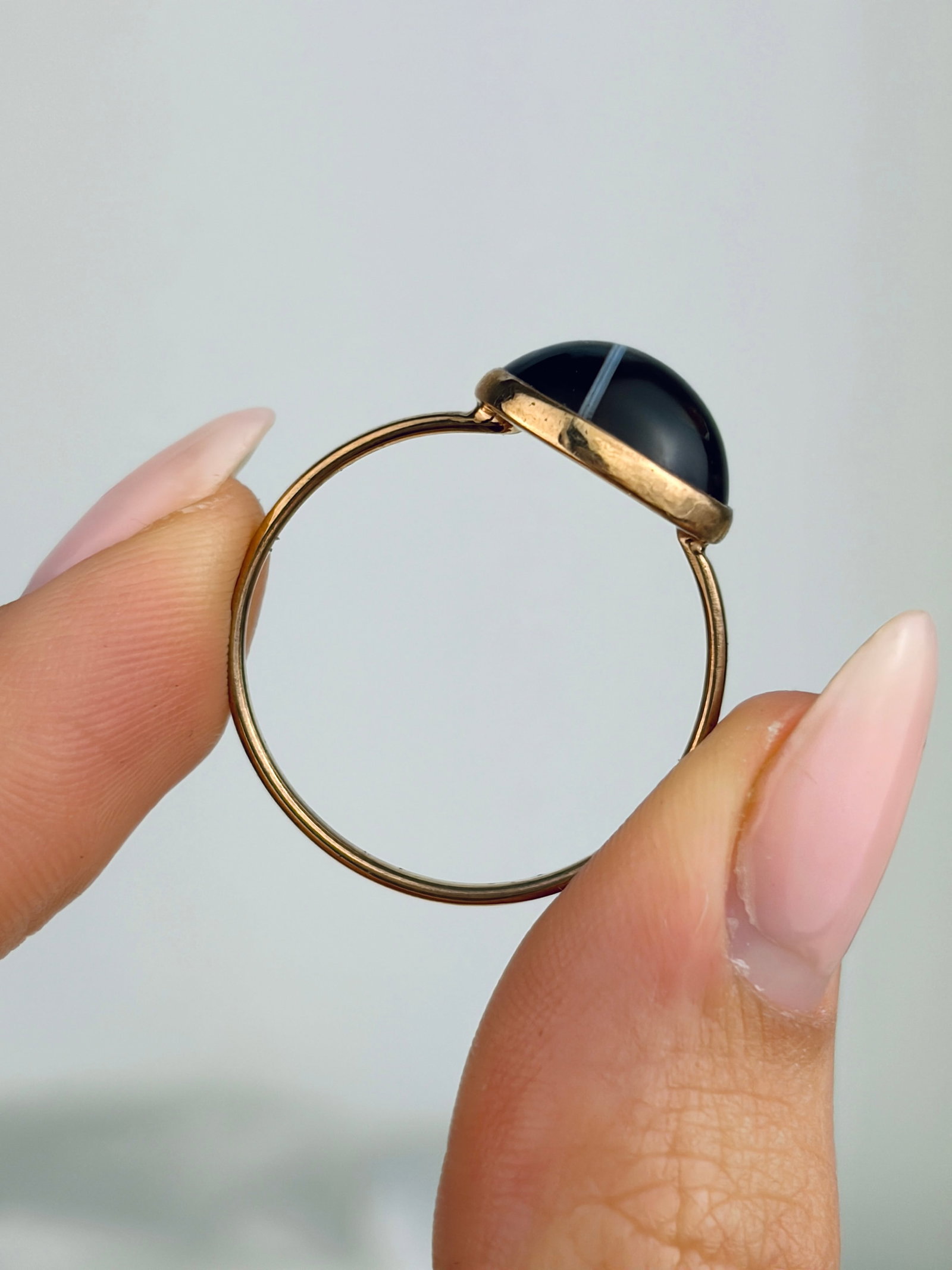 ANTIQUE BANDED AGATE 9CT YELLOW GOLD RING - 6
