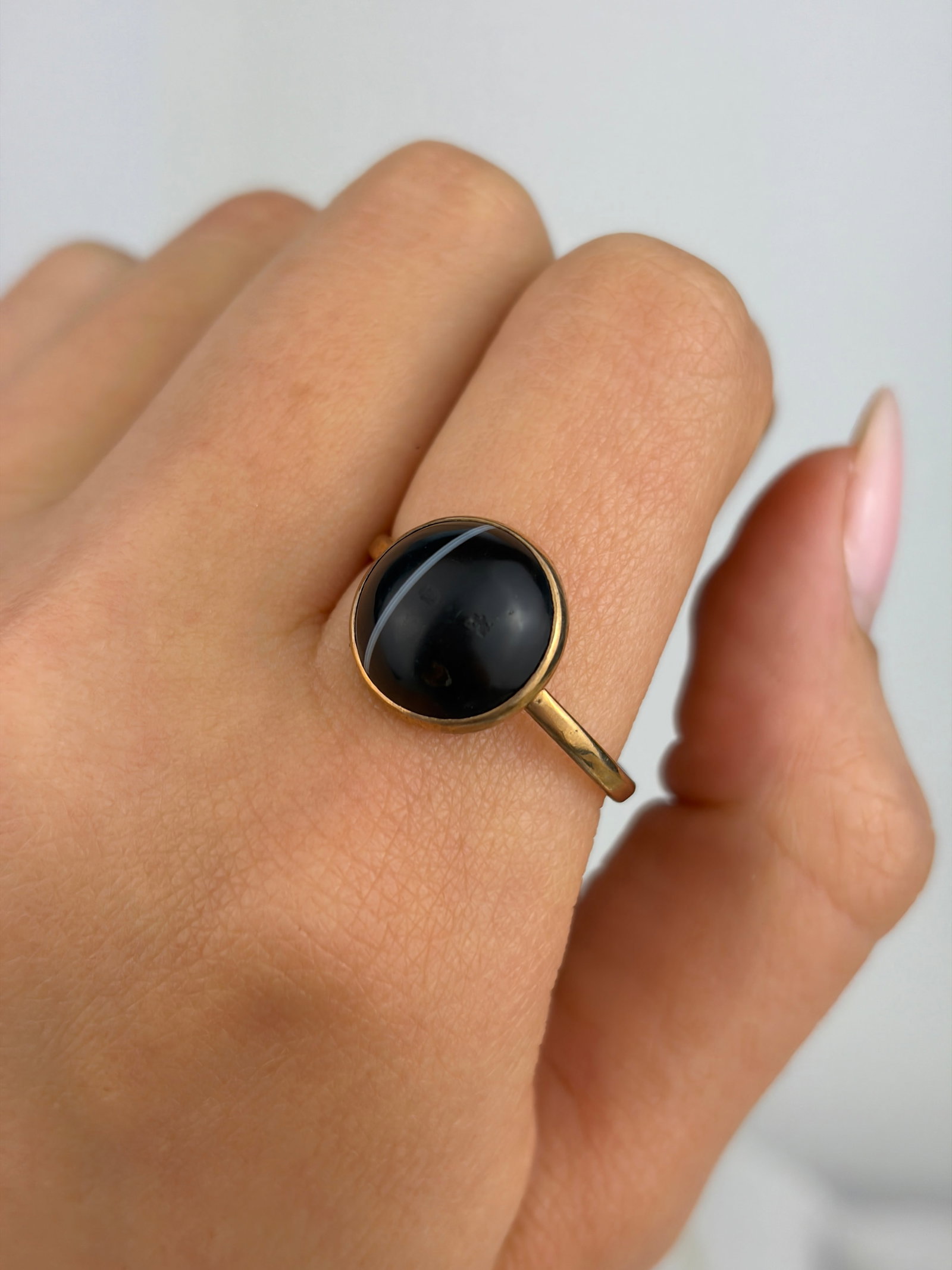 ANTIQUE BANDED AGATE 9CT YELLOW GOLD RING - 8