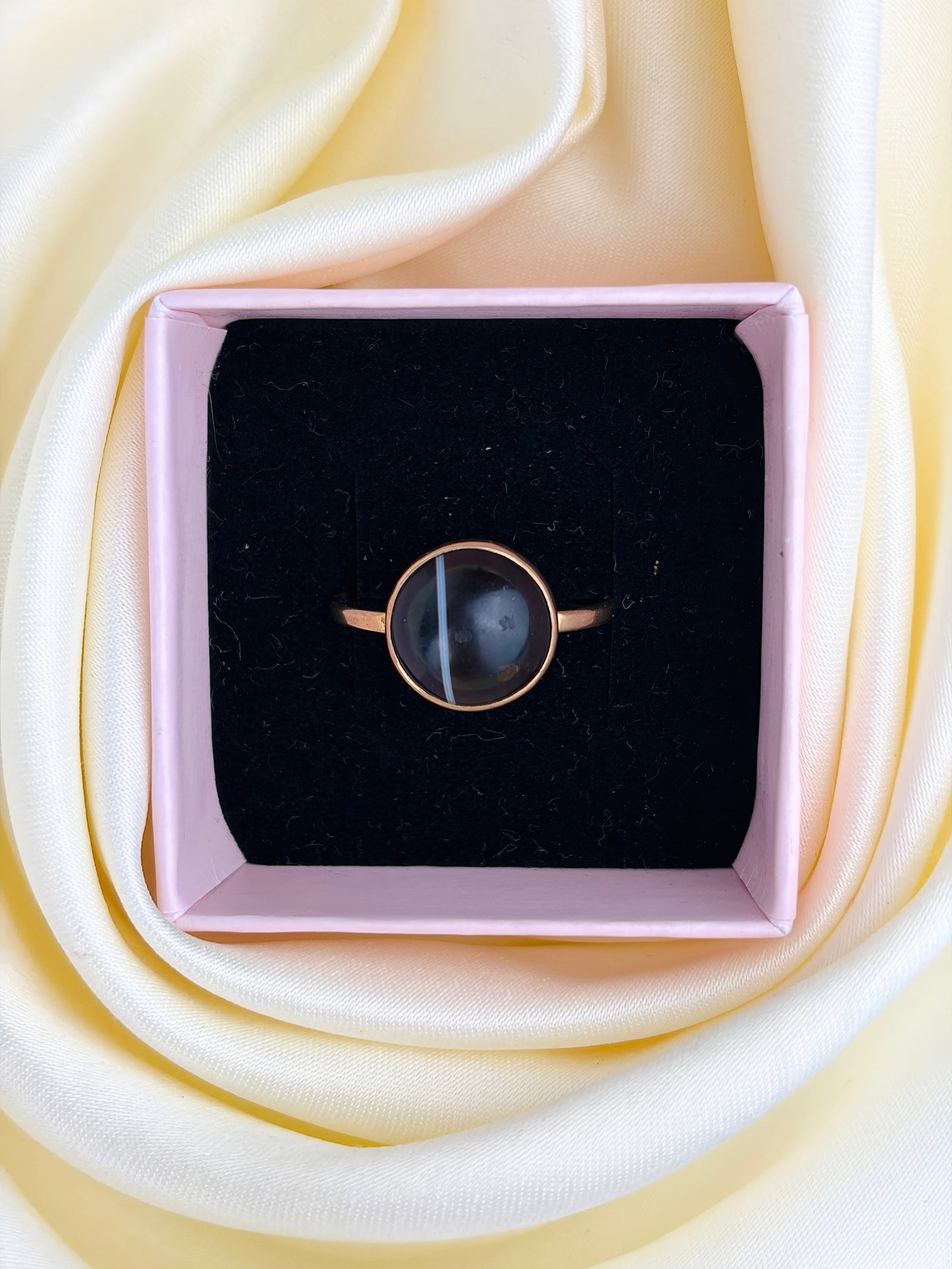 ANTIQUE BANDED AGATE 9CT YELLOW GOLD RING - 9