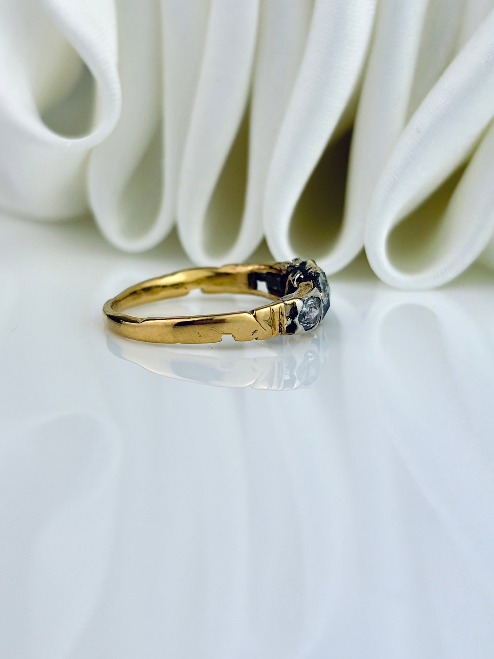 ANTIQUE GEORGIAN ROSE CUT DIAMOND THREE STONE RING IN GOLD - 2