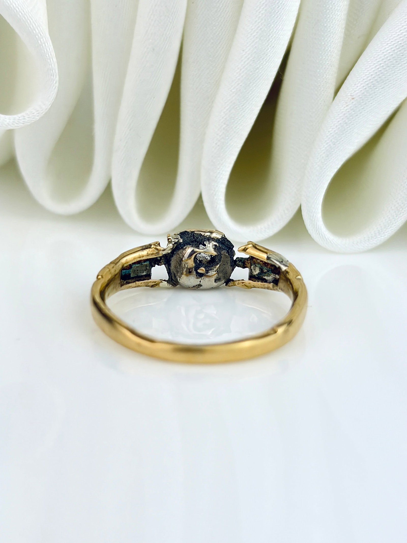 ANTIQUE GEORGIAN ROSE CUT DIAMOND THREE STONE RING IN GOLD - 3