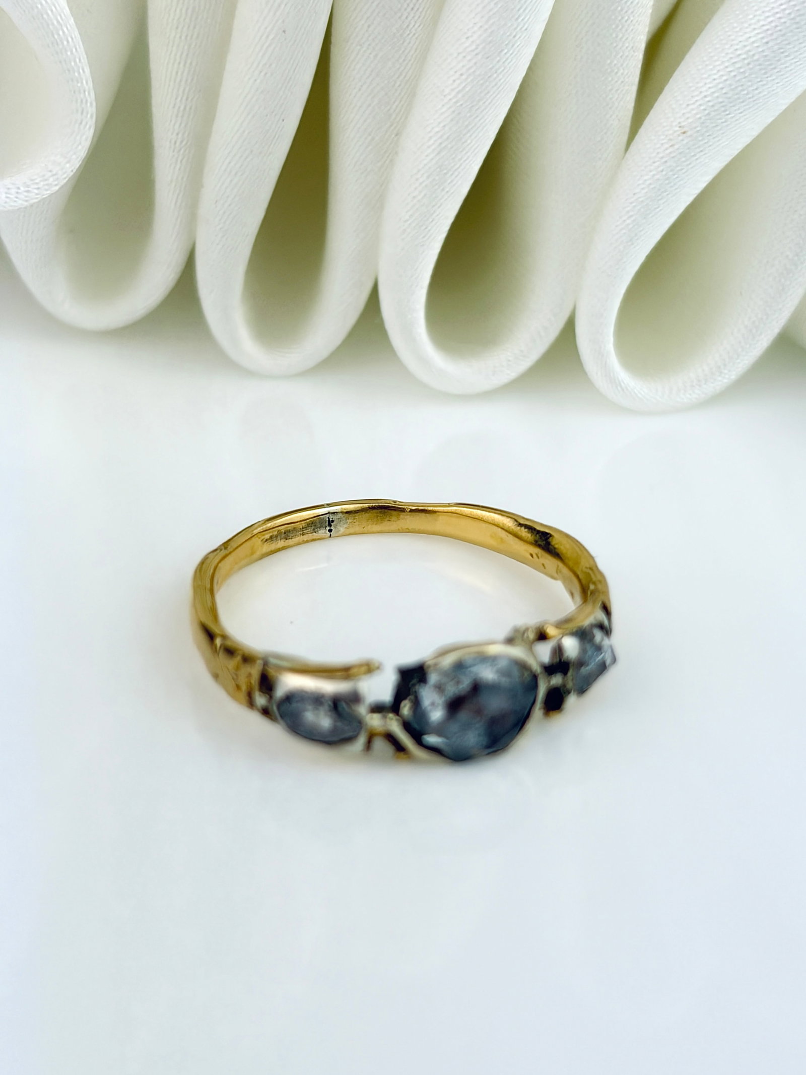 ANTIQUE GEORGIAN ROSE CUT DIAMOND THREE STONE RING IN GOLD - 4