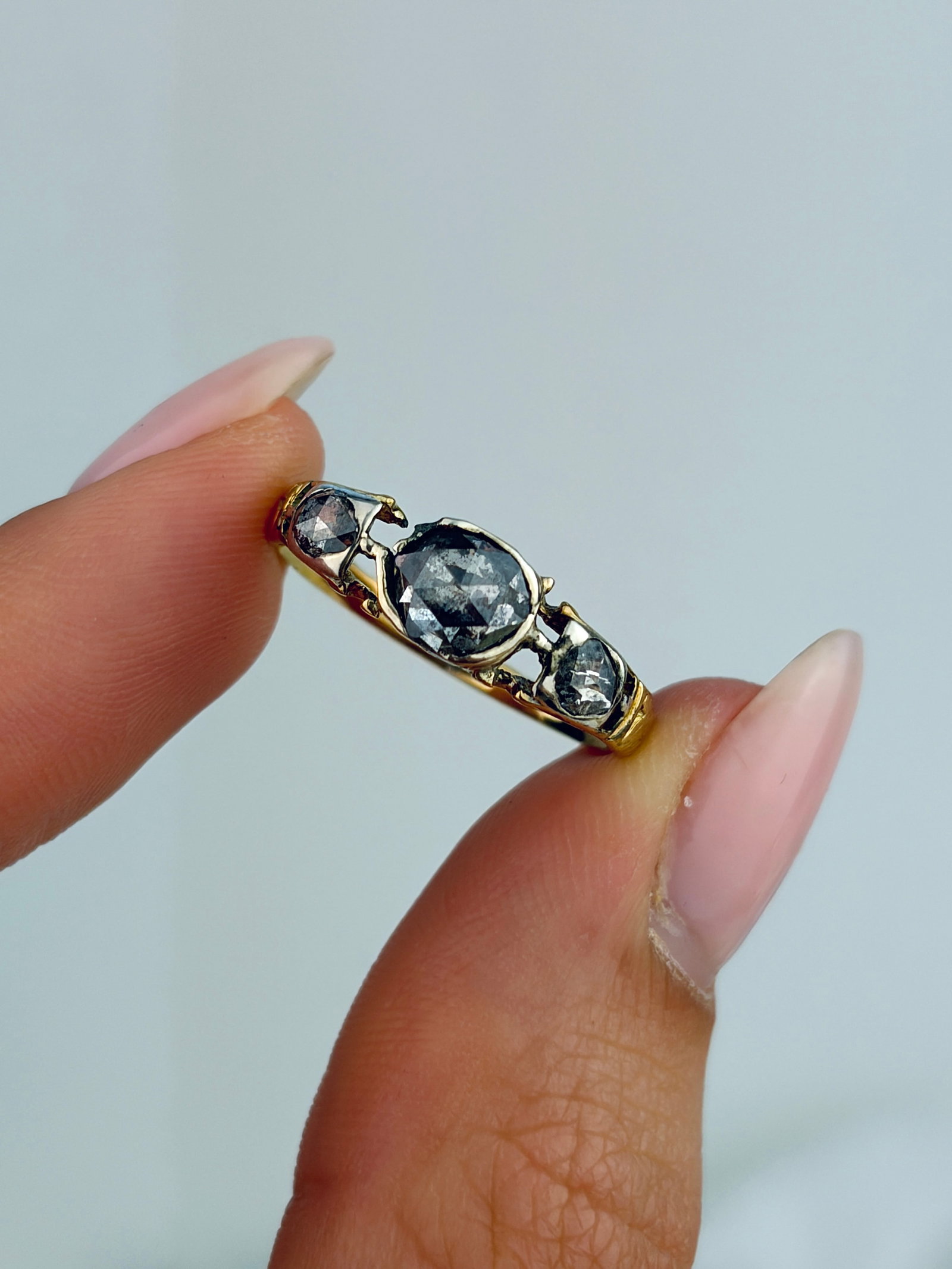 ANTIQUE GEORGIAN ROSE CUT DIAMOND THREE STONE RING IN GOLD - 5