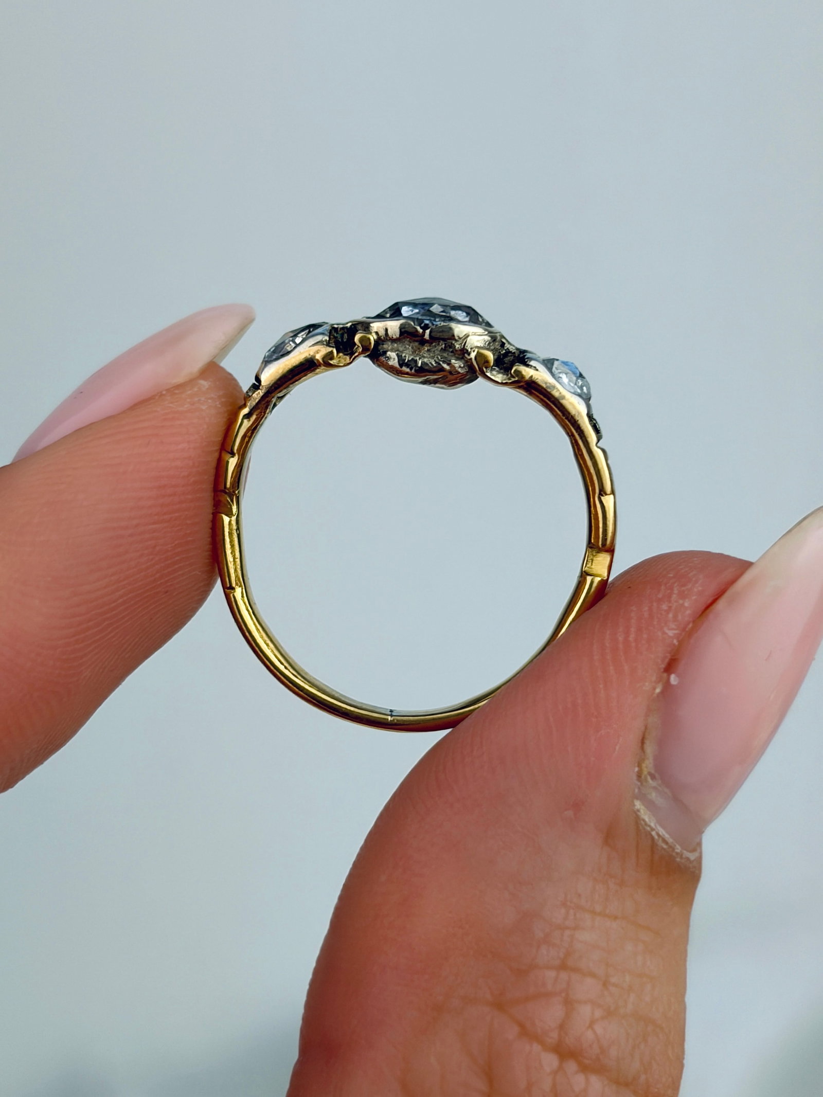 ANTIQUE GEORGIAN ROSE CUT DIAMOND THREE STONE RING IN GOLD - 6