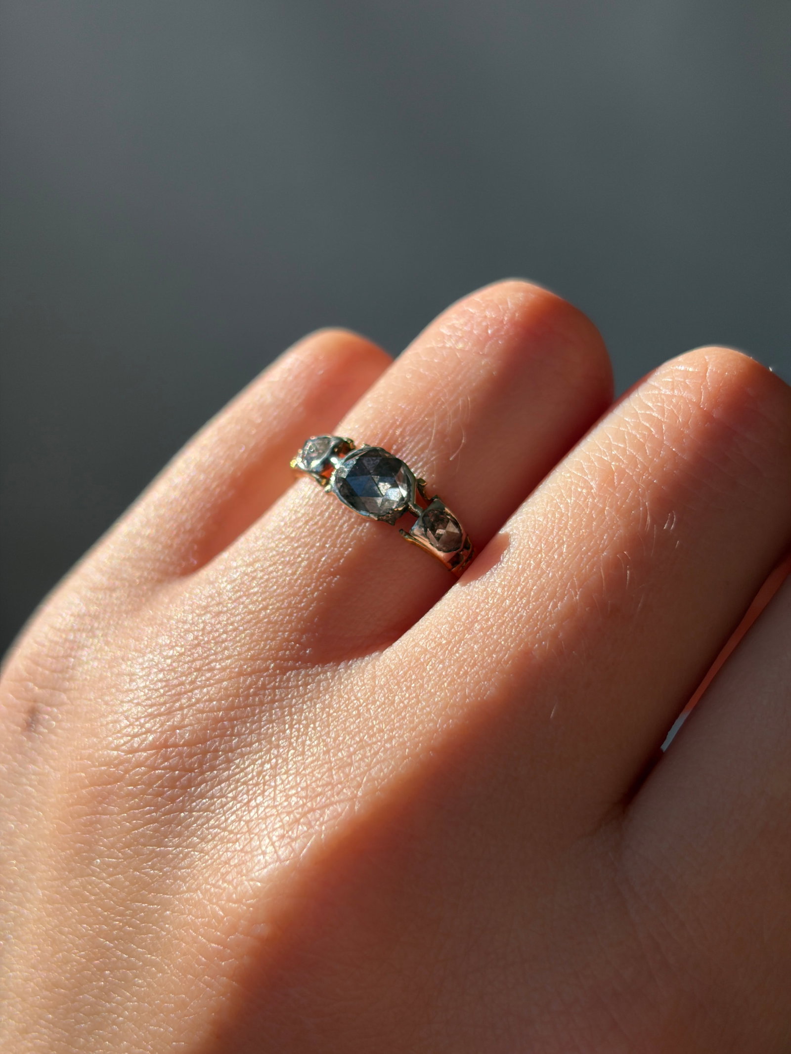 ANTIQUE GEORGIAN ROSE CUT DIAMOND THREE STONE RING IN GOLD - 9