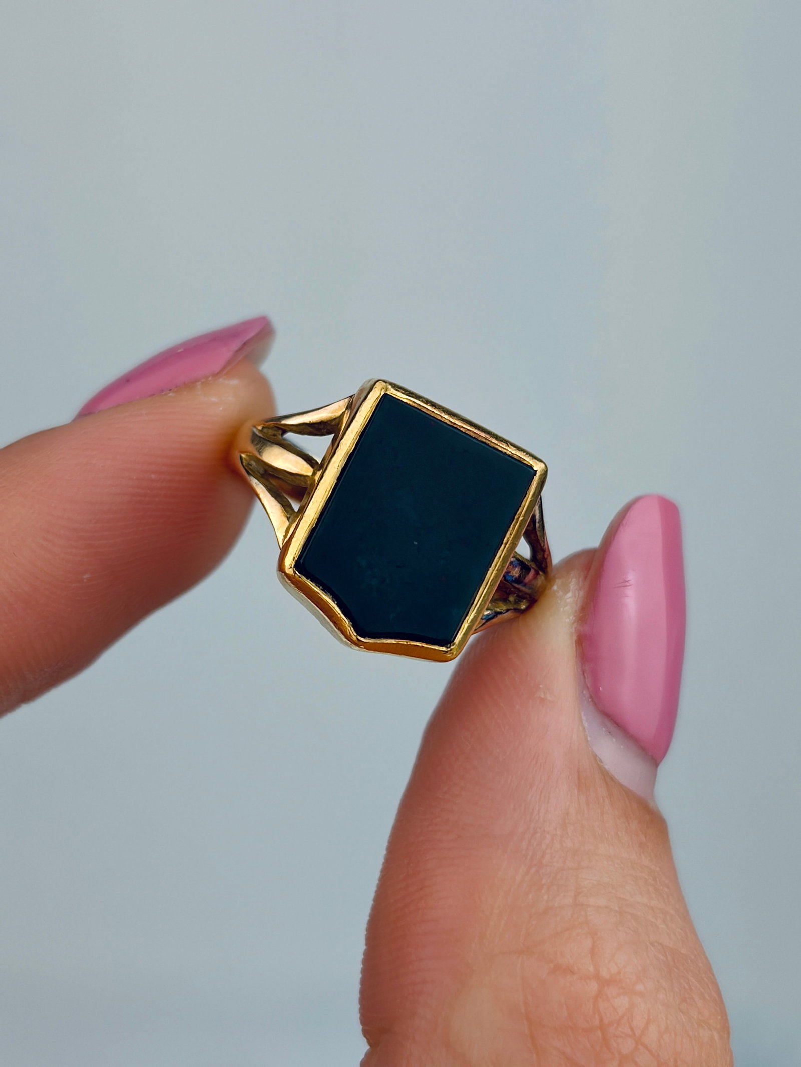 CHUNKY ANTIQUE 18CT YELLOW GOLD BLOODSTONE SHIELD SIGNET RING - 5