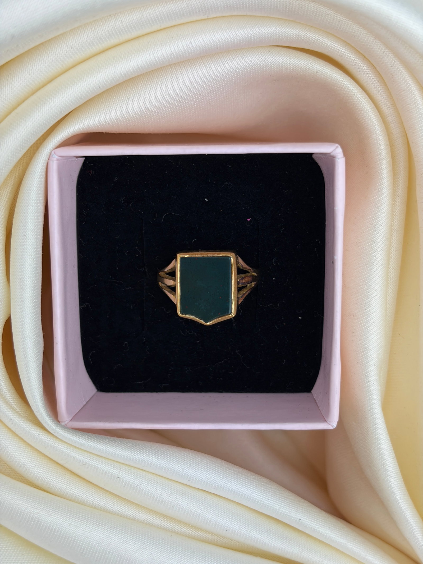CHUNKY ANTIQUE 18CT YELLOW GOLD BLOODSTONE SHIELD SIGNET RING - 9