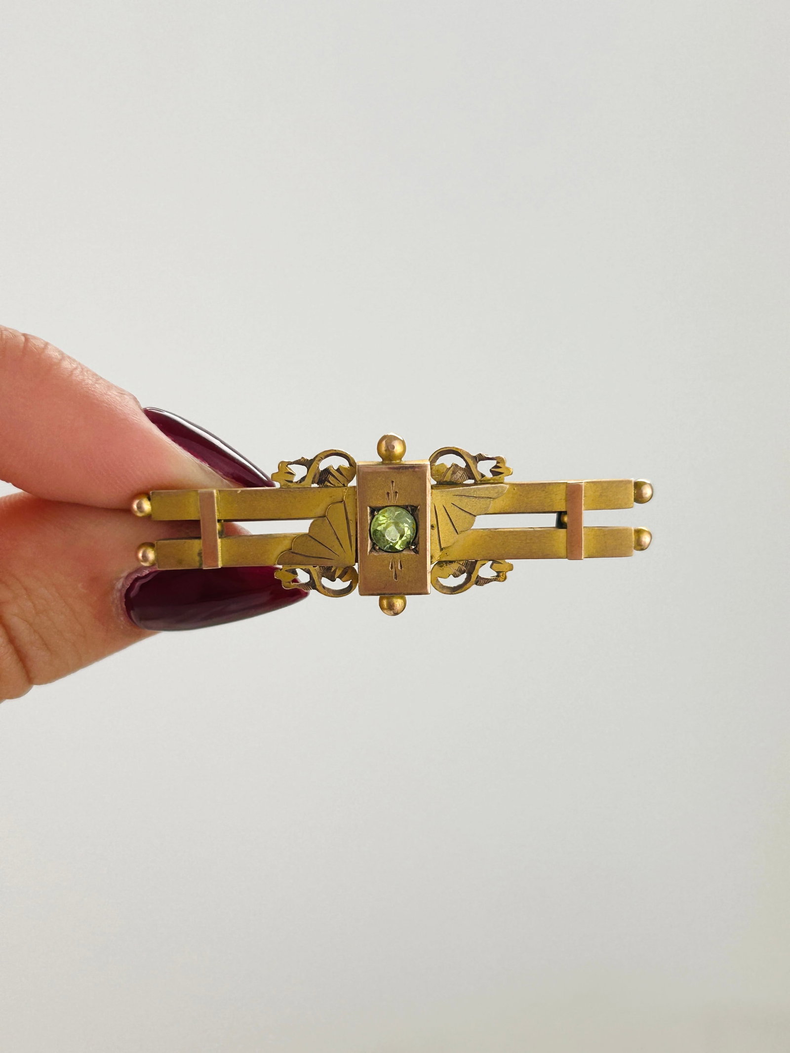 Antique C.1917 9ct Yellow Gold Peridot Bar Brooch in Fitted Box - 4