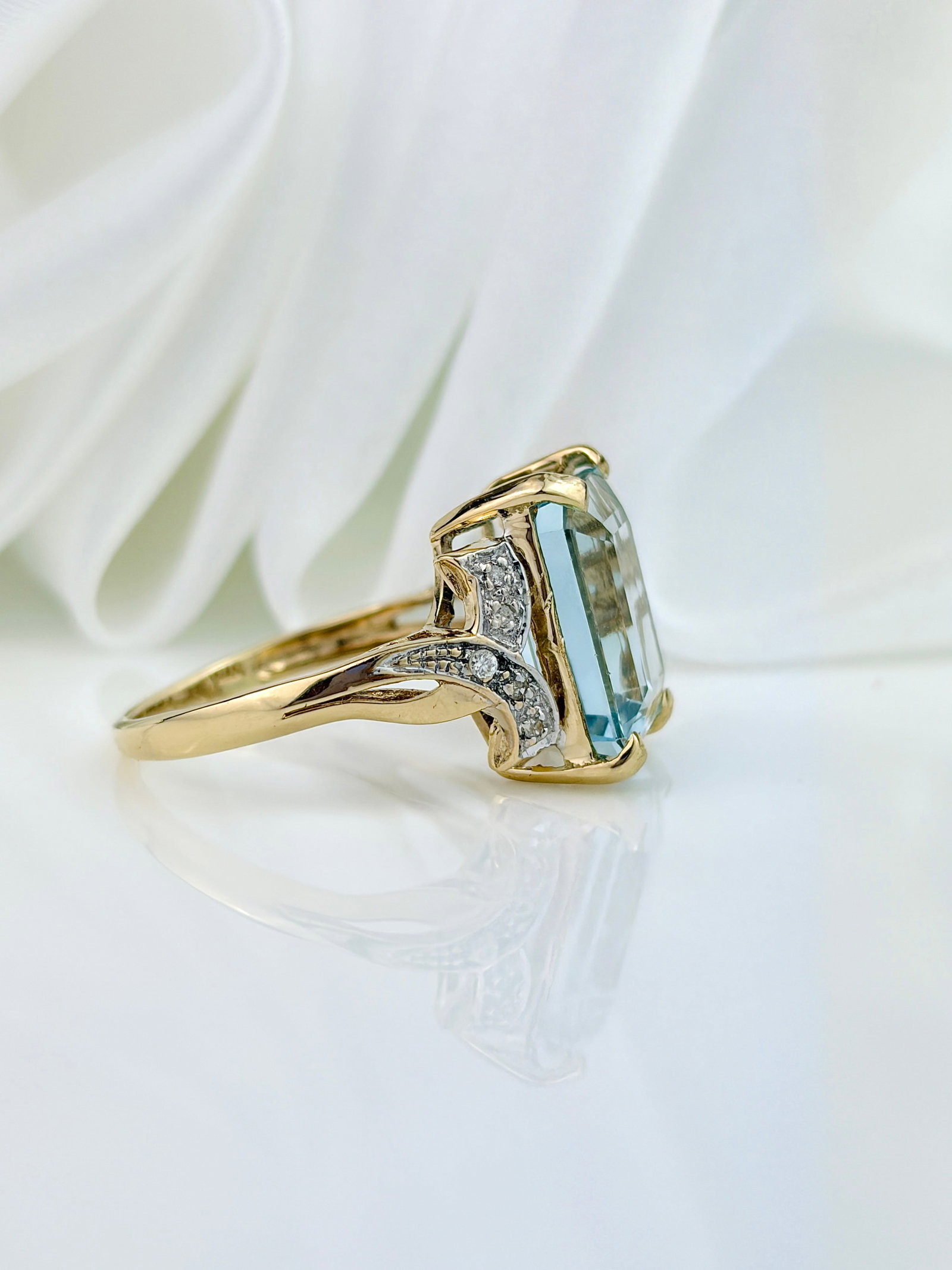 STUNNING VINTAGE 9CT YELLOW GOLD 6.25CT AQUAMARINE AND DIAMOND SHOULDER COCKTAIL RING - 5