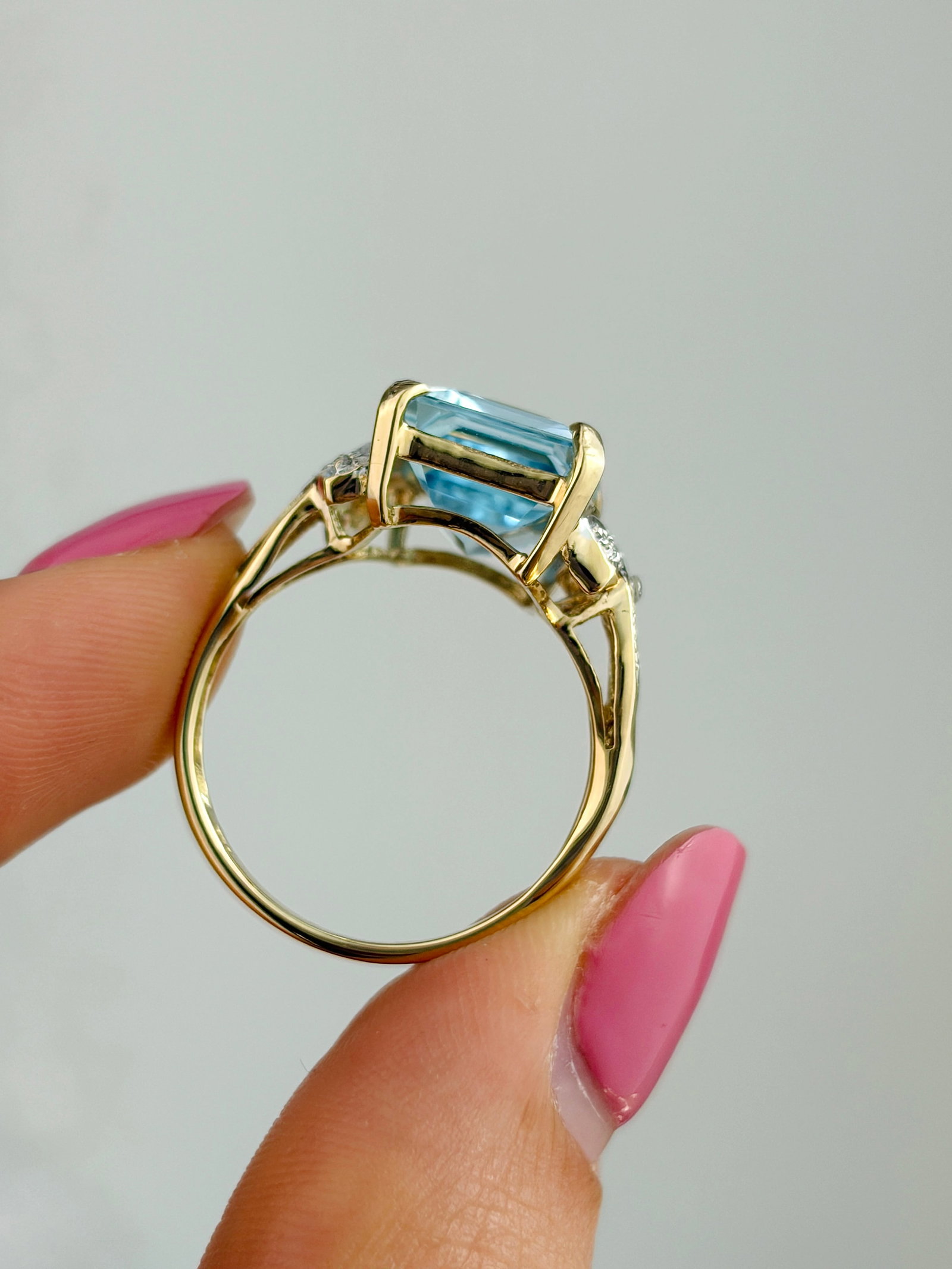 STUNNING VINTAGE 9CT YELLOW GOLD 6.25CT AQUAMARINE AND DIAMOND SHOULDER COCKTAIL RING - 9