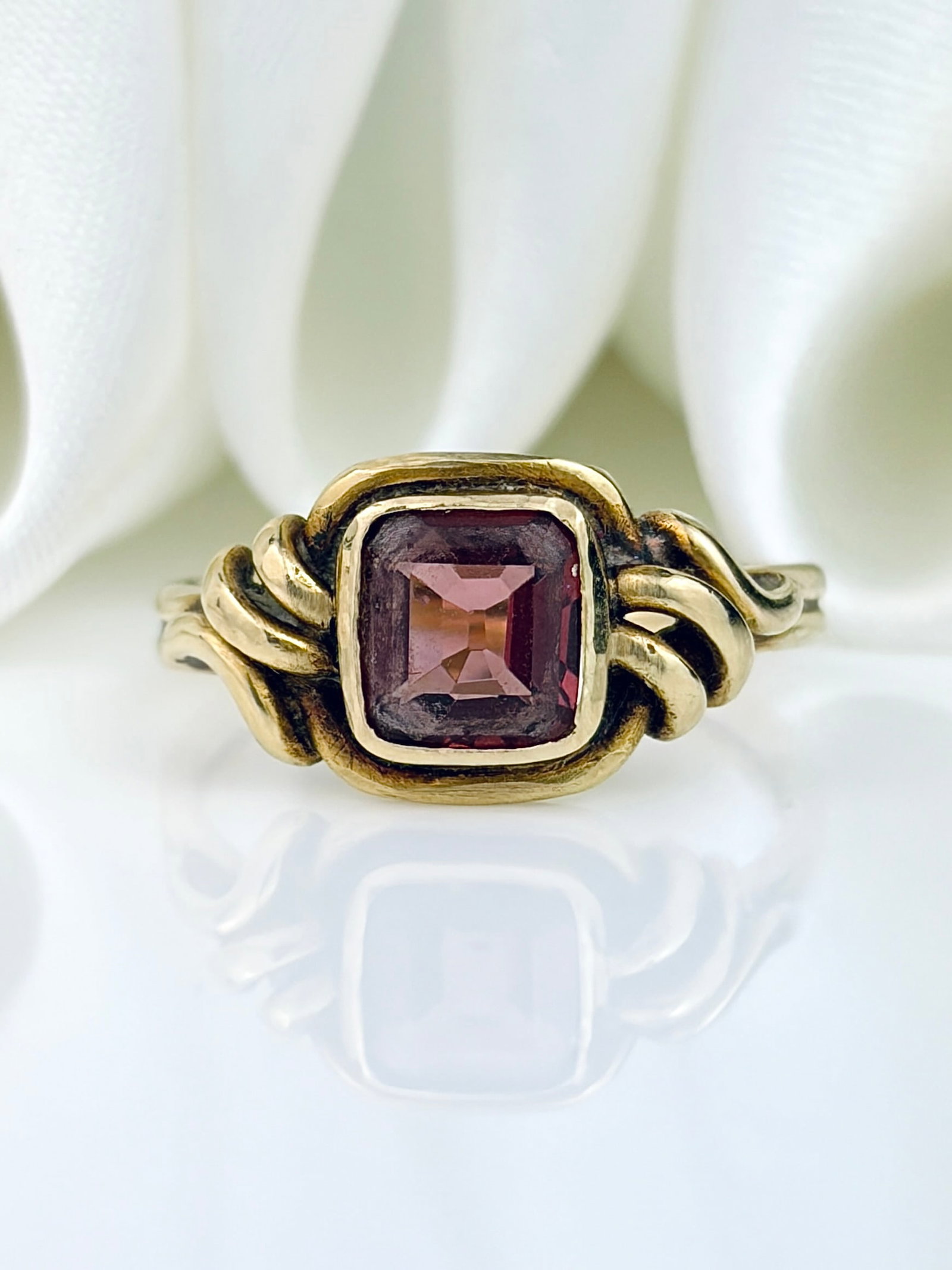 VINTAGE 18CT YELLOW GOLD GARNET KNOT DETAIL RING (1 of 9)