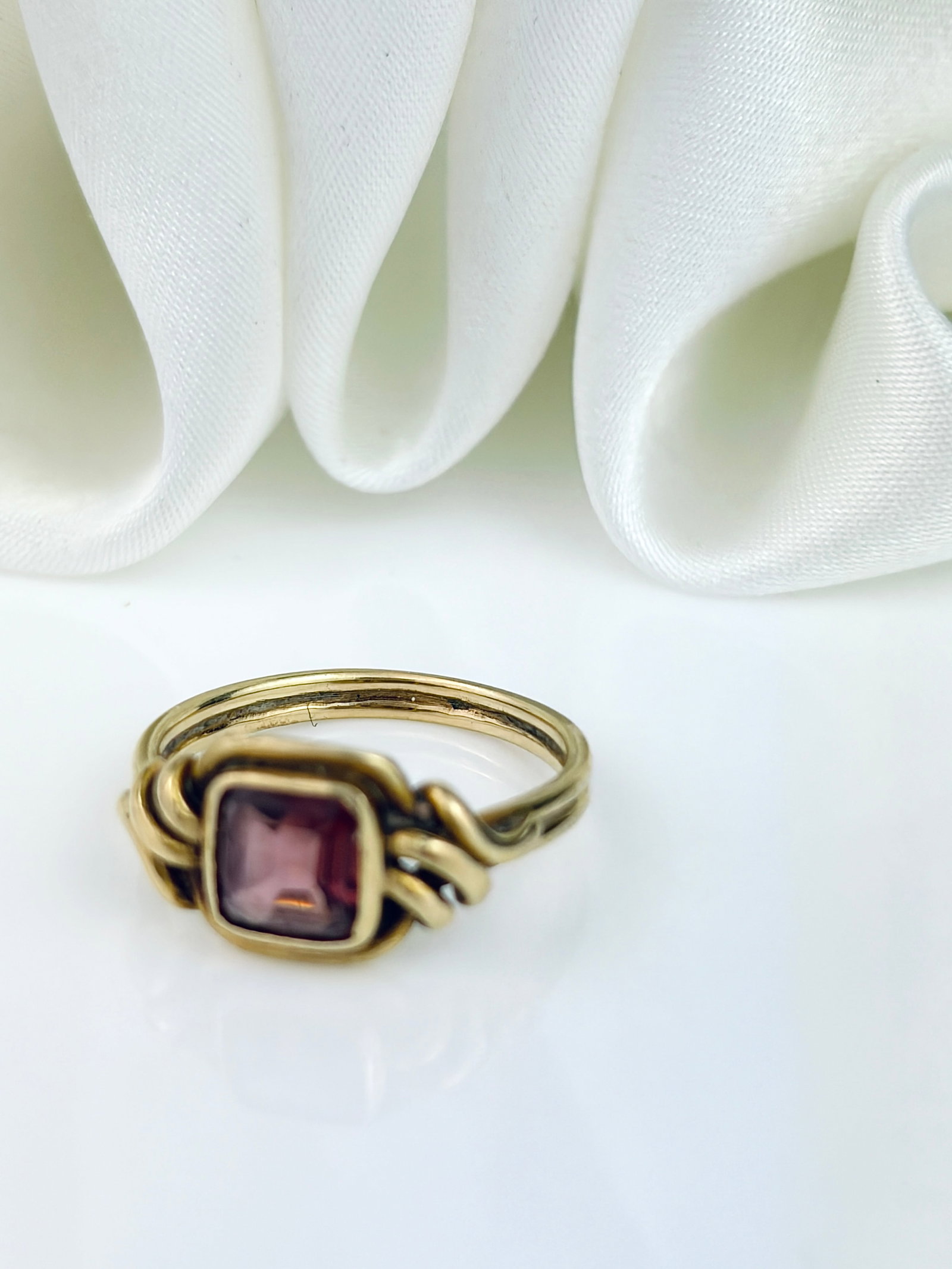 VINTAGE 18CT YELLOW GOLD GARNET KNOT DETAIL RING - 4