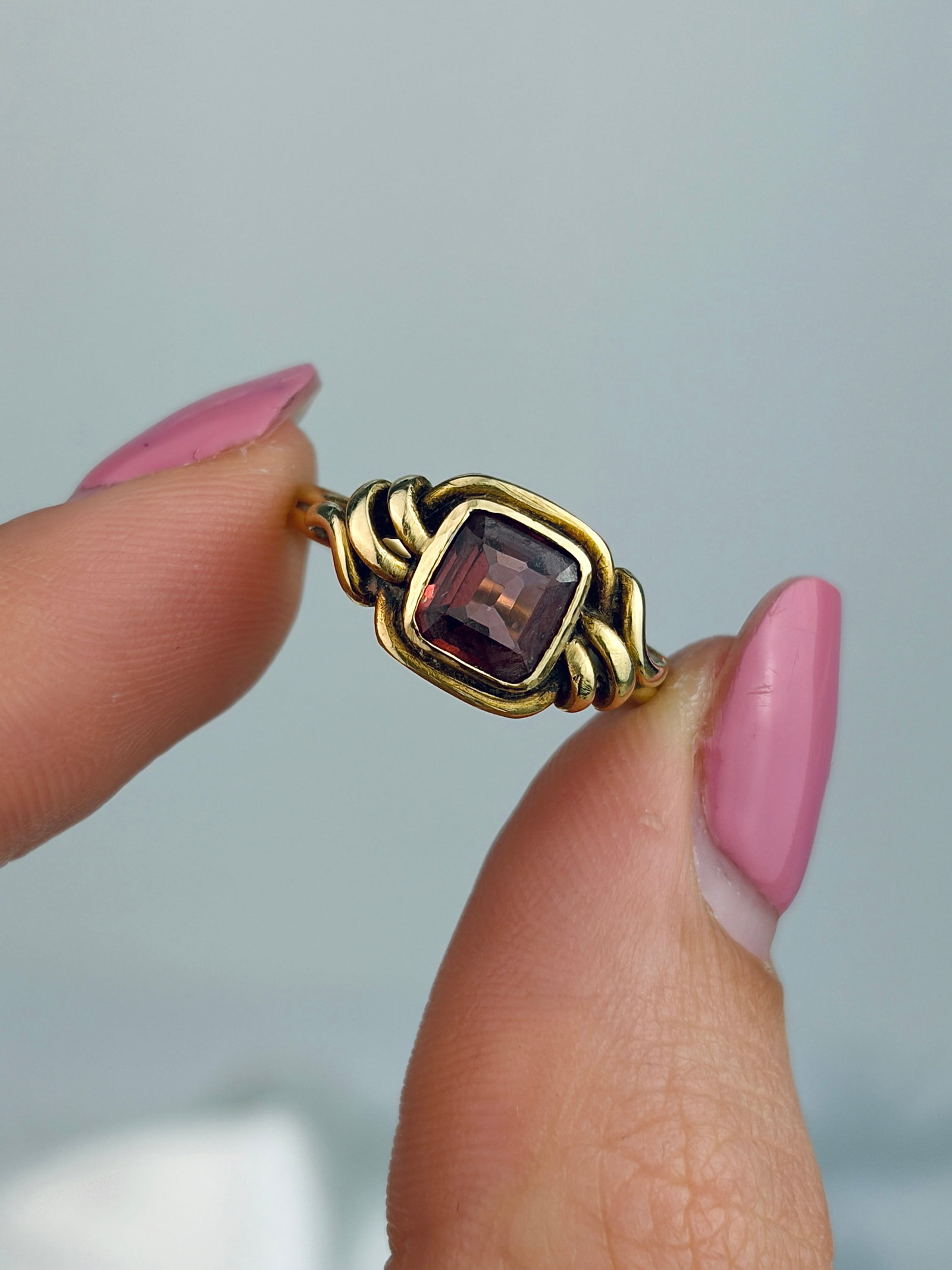 VINTAGE 18CT YELLOW GOLD GARNET KNOT DETAIL RING - 5