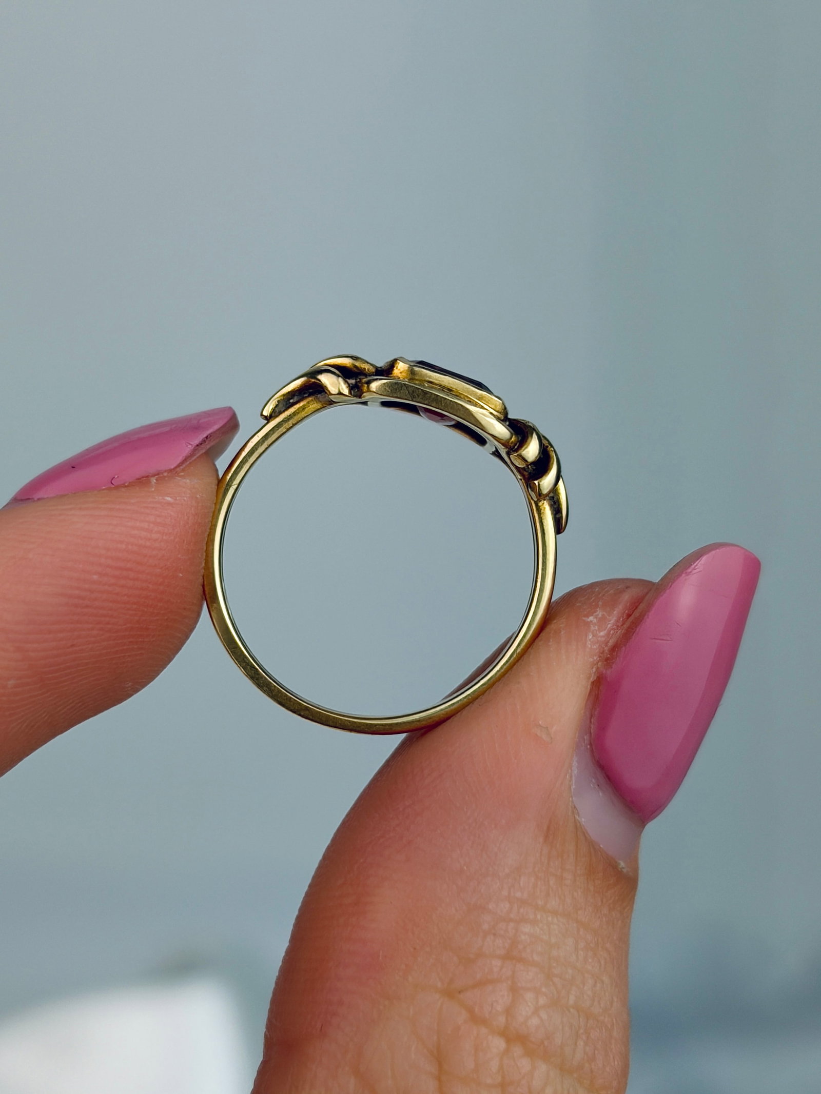 VINTAGE 18CT YELLOW GOLD GARNET KNOT DETAIL RING - 6