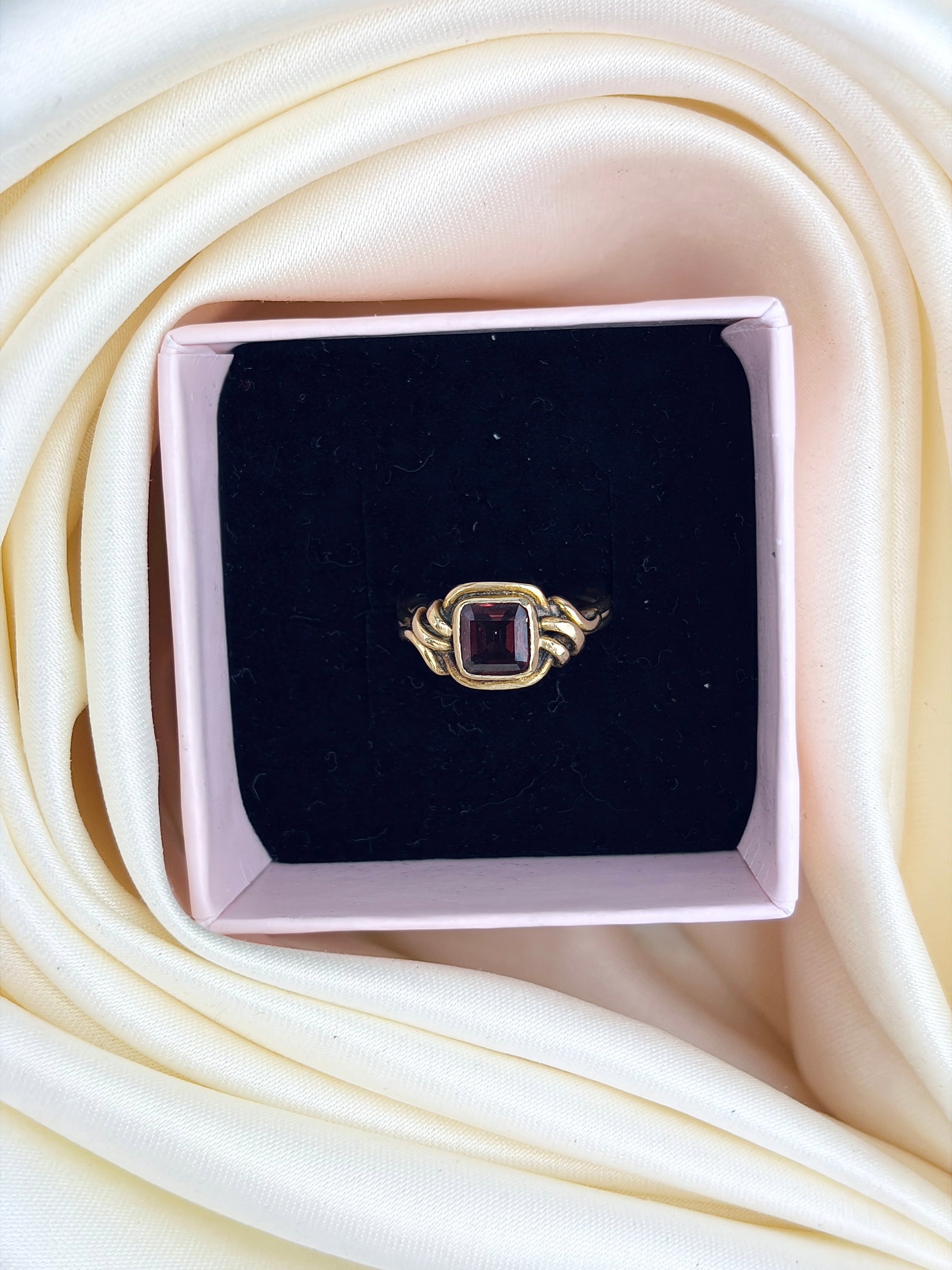 VINTAGE 18CT YELLOW GOLD GARNET KNOT DETAIL RING - 9