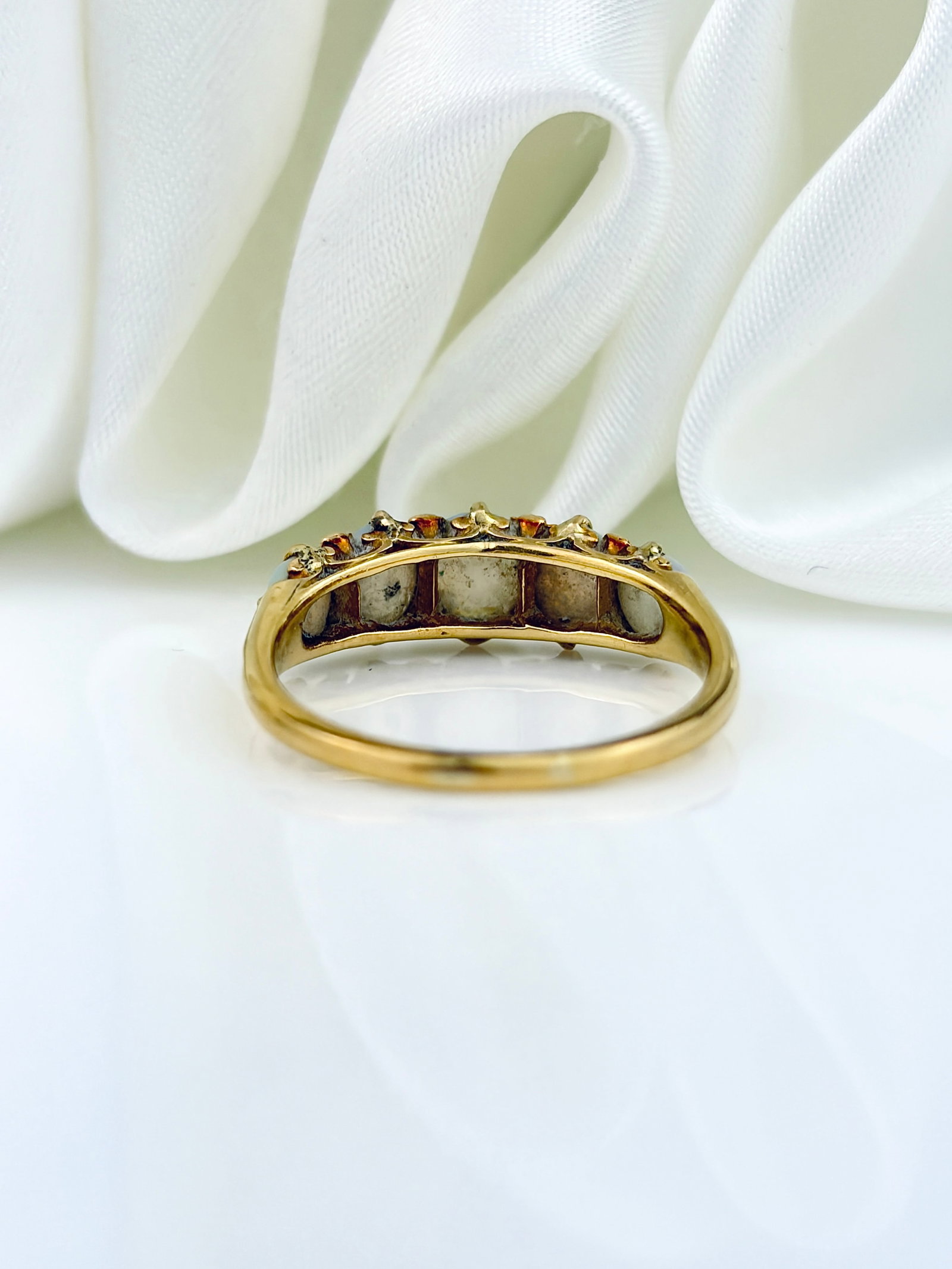 ANTIQUE 18CT YELLOW GOLD OPAL 5 STONE RING WITH DIAMOND POINTS - 3