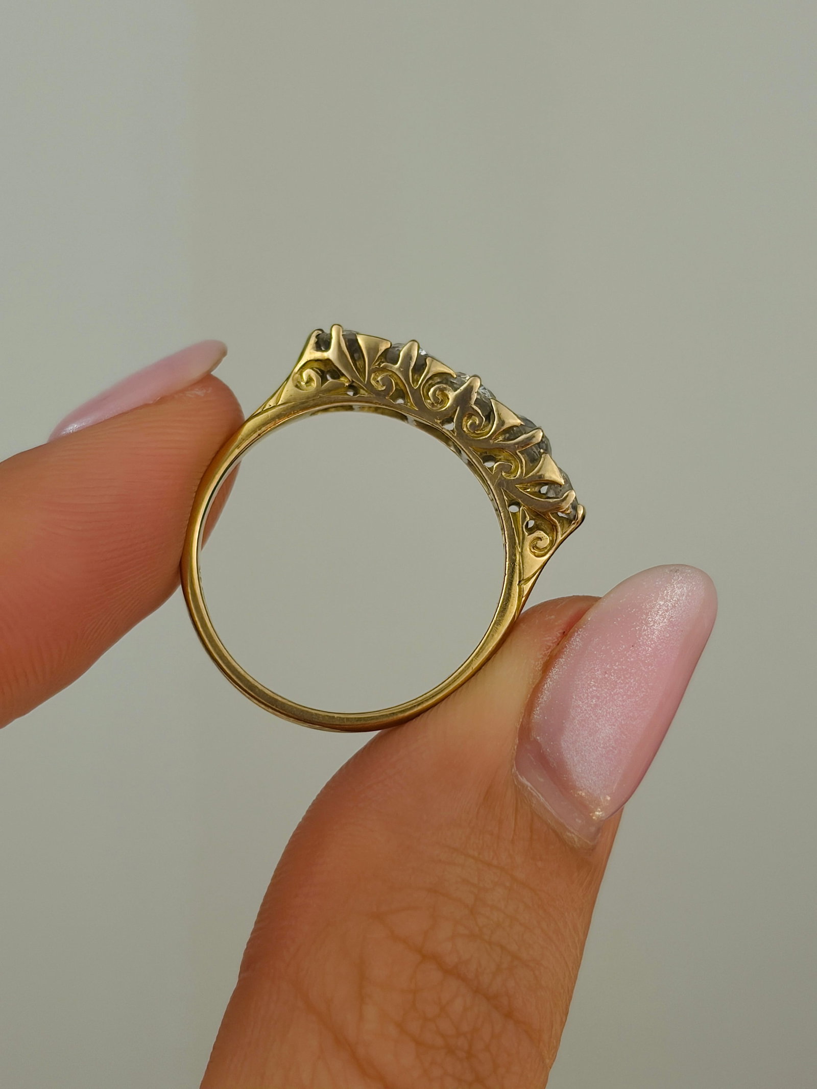 Chunky antique 18ct yellow gold 1.5ct diamond 5 stone ring with scroll gallery - 6